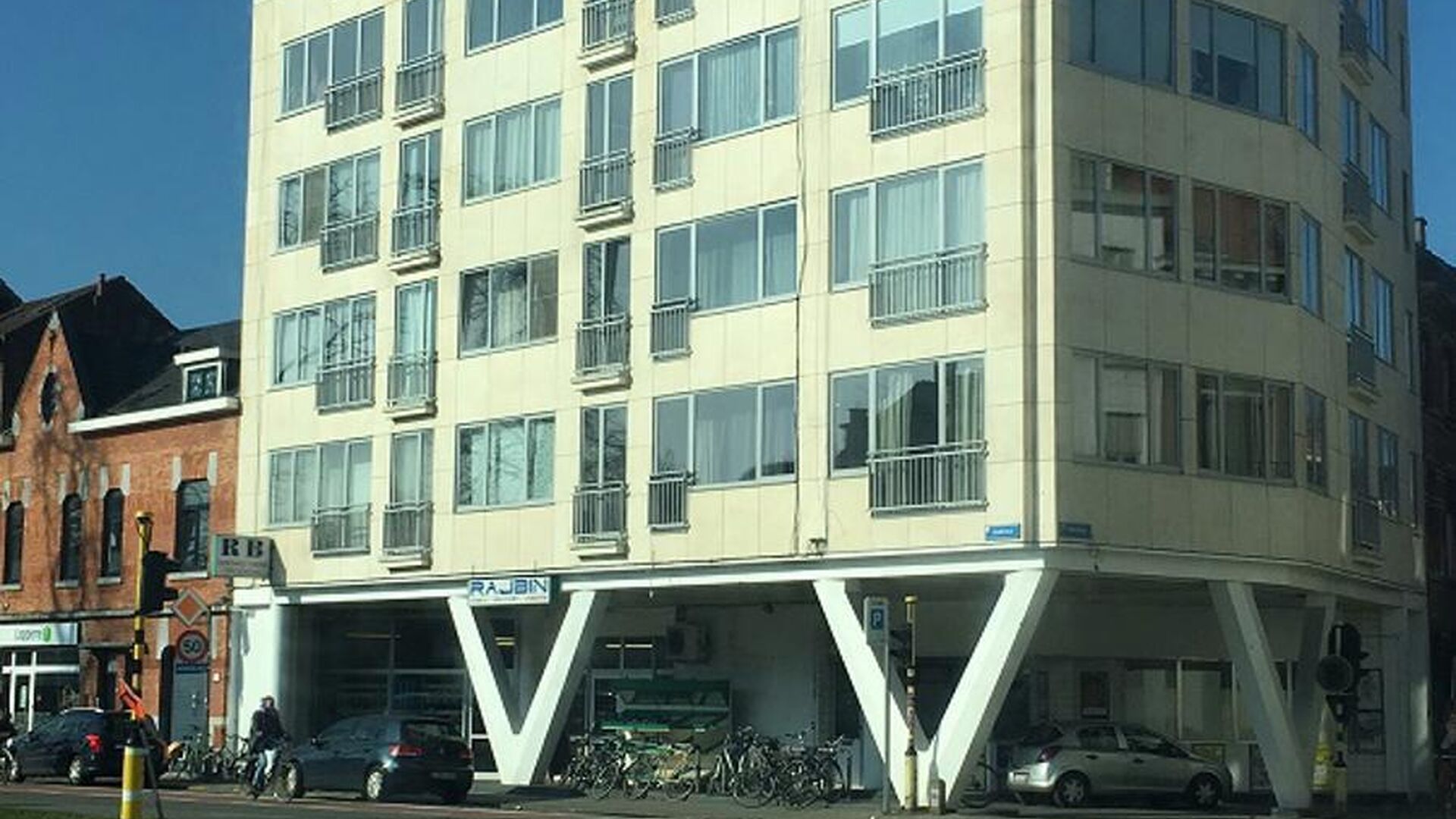 Dit appartement bevindt zich aan de parkpoort op derde verdieping, waardoor je vanuit de leefruimte een leuk uitzicht hebt over de Philipssite en de regio rondom.  Naast de lichtrijke living is er een geïnstalleerde keuken met nieuw kookvuur, oven en fri