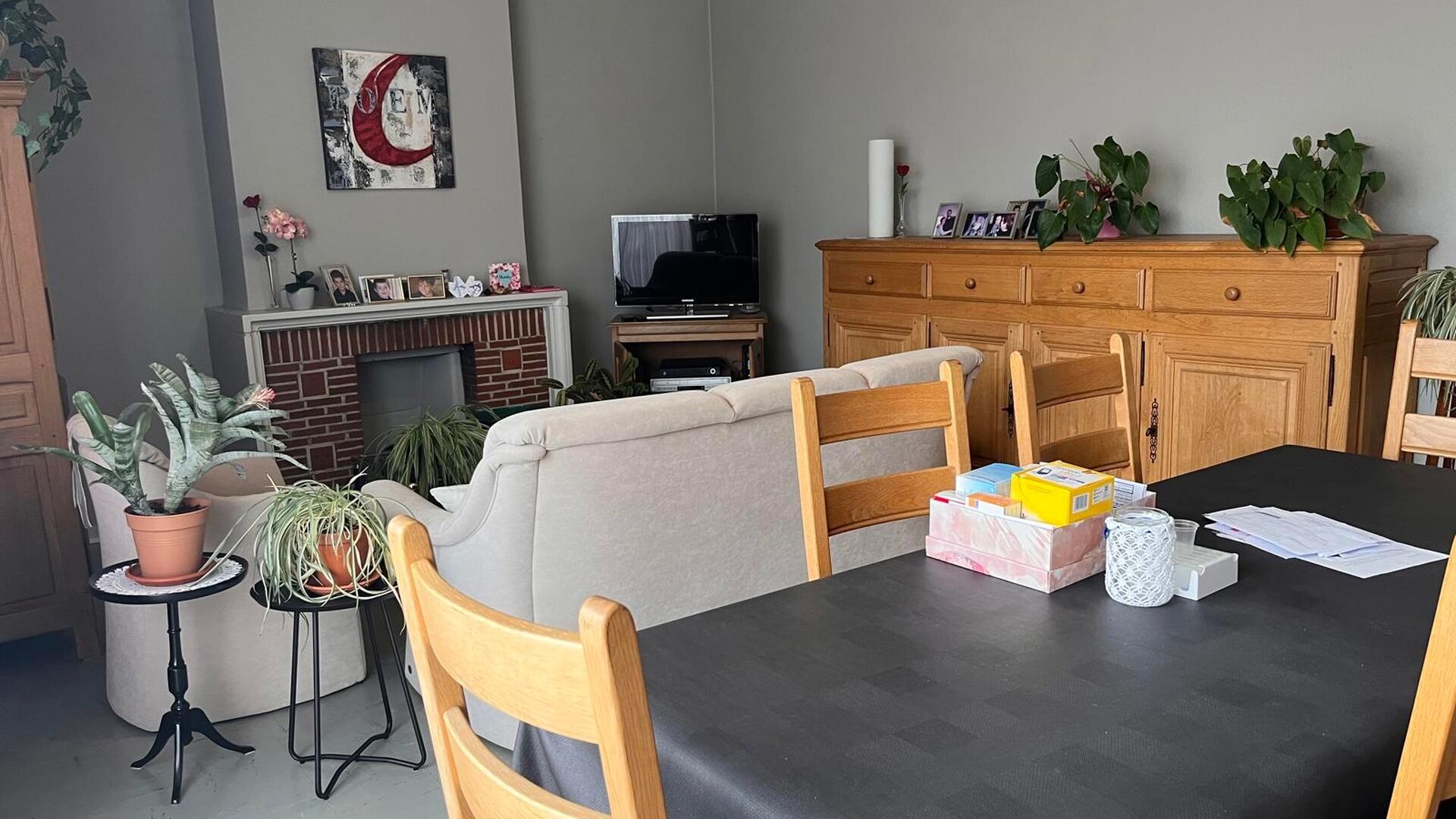 Dit appartement bevindt zich aan de parkpoort op derde verdieping, waardoor je vanuit de leefruimte een leuk uitzicht hebt over de Philipssite en de regio rondom.  Naast de lichtrijke living is er een geïnstalleerde keuken met nieuw kookvuur, oven en fri