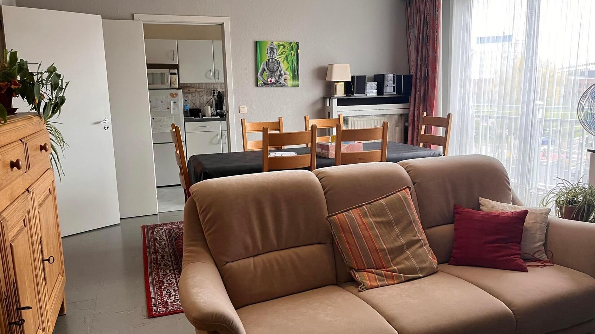 Dit appartement bevindt zich aan de parkpoort op derde verdieping, waardoor je vanuit de leefruimte een leuk uitzicht hebt over de Philipssite en de regio rondom.  Naast de lichtrijke living is er een geïnstalleerde keuken met nieuw kookvuur, oven en fri