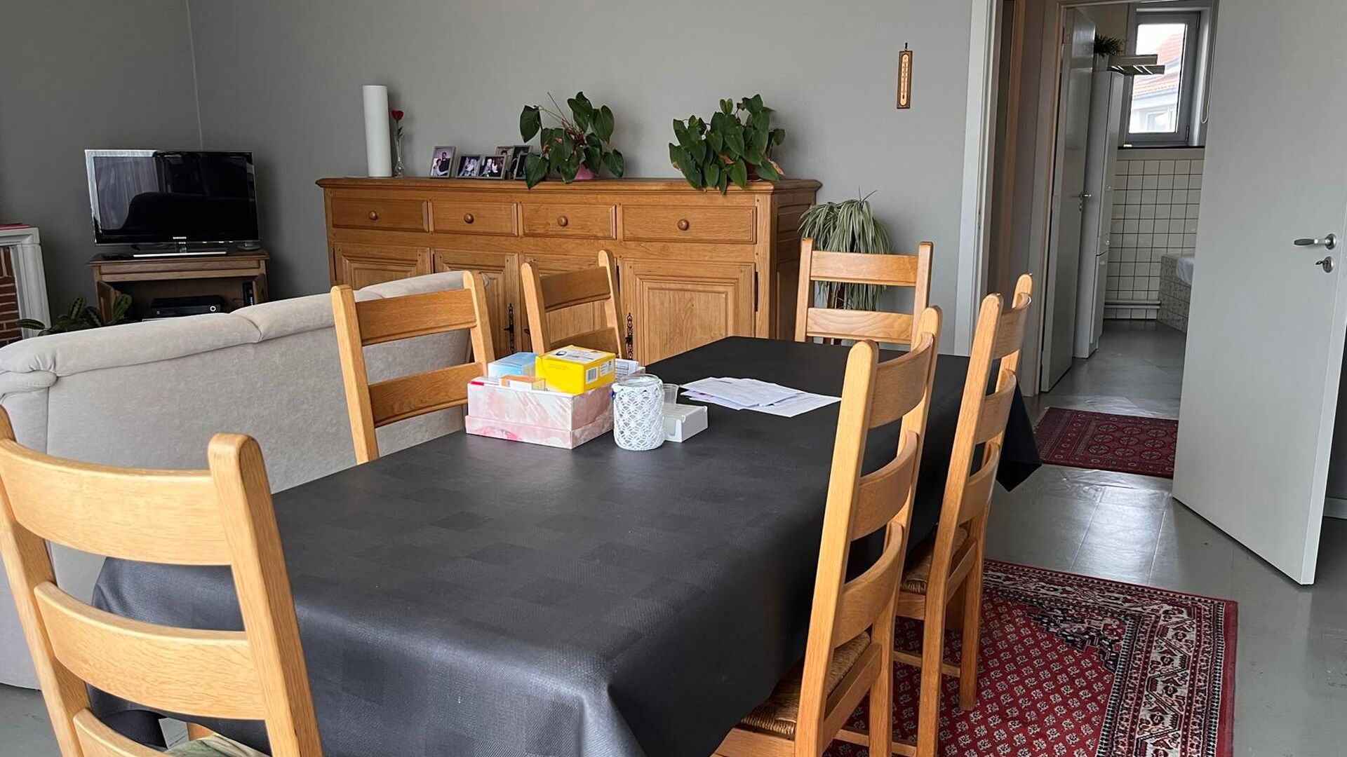 Dit appartement bevindt zich aan de parkpoort op derde verdieping, waardoor je vanuit de leefruimte een leuk uitzicht hebt over de Philipssite en de regio rondom.  Naast de lichtrijke living is er een geïnstalleerde keuken met nieuw kookvuur, oven en fri