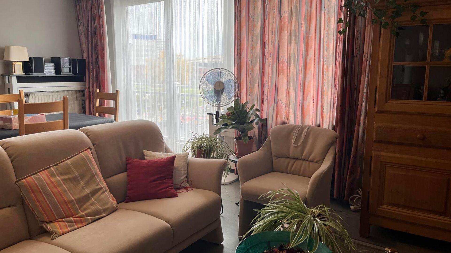 Dit appartement bevindt zich aan de parkpoort op derde verdieping, waardoor je vanuit de leefruimte een leuk uitzicht hebt over de Philipssite en de regio rondom.  Naast de lichtrijke living is er een geïnstalleerde keuken met nieuw kookvuur, oven en fri