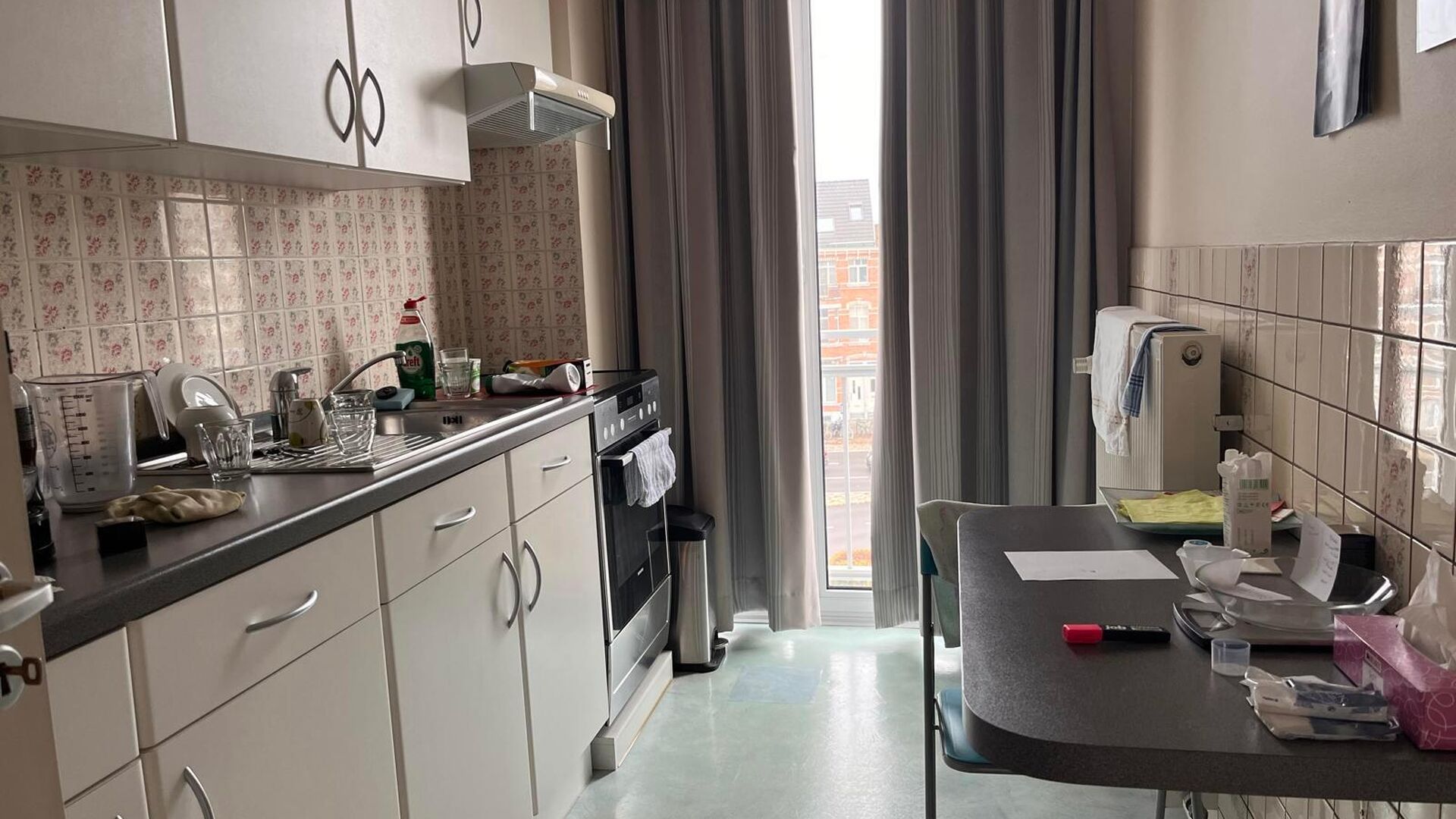 Dit appartement bevindt zich aan de parkpoort op derde verdieping, waardoor je vanuit de leefruimte een leuk uitzicht hebt over de Philipssite en de regio rondom.  Naast de lichtrijke living is er een geïnstalleerde keuken met nieuw kookvuur, oven en fri