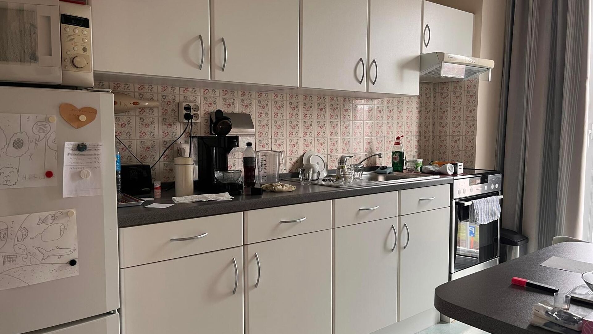 Dit appartement bevindt zich aan de parkpoort op derde verdieping, waardoor je vanuit de leefruimte een leuk uitzicht hebt over de Philipssite en de regio rondom.  Naast de lichtrijke living is er een geïnstalleerde keuken met nieuw kookvuur, oven en fri