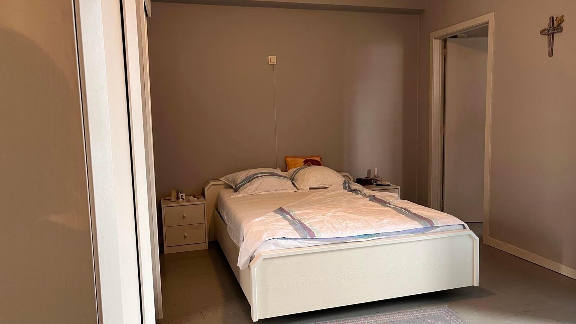 Dit appartement bevindt zich aan de parkpoort op derde verdieping, waardoor je vanuit de leefruimte een leuk uitzicht hebt over de Philipssite en de regio rondom.  Naast de lichtrijke living is er een geïnstalleerde keuken met nieuw kookvuur, oven en fri