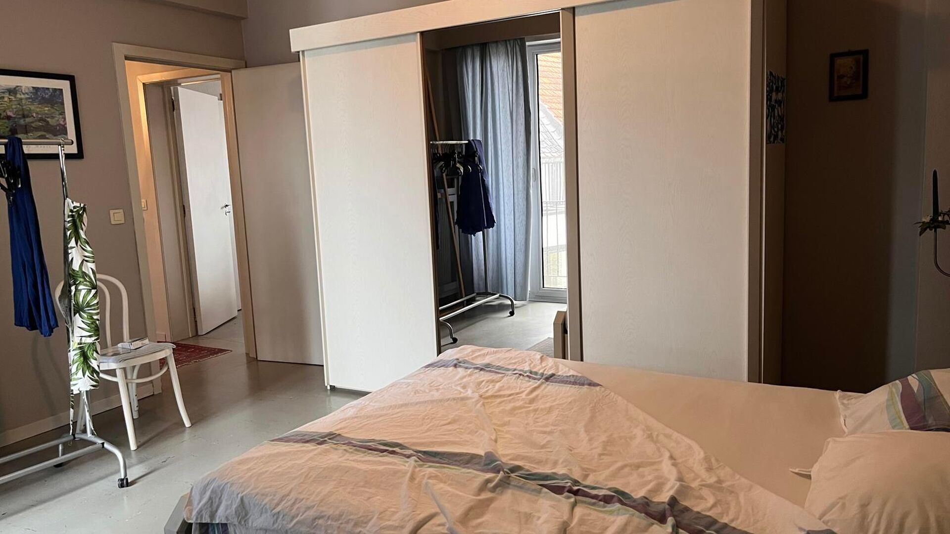 Dit appartement bevindt zich aan de parkpoort op derde verdieping, waardoor je vanuit de leefruimte een leuk uitzicht hebt over de Philipssite en de regio rondom.  Naast de lichtrijke living is er een geïnstalleerde keuken met nieuw kookvuur, oven en fri