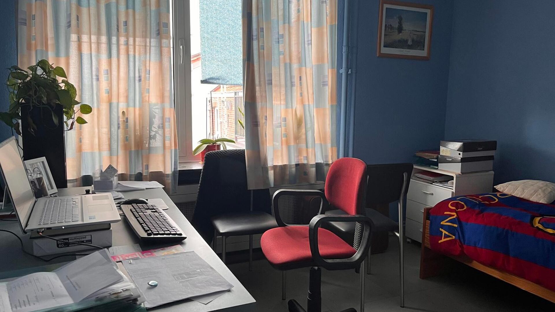 Dit appartement bevindt zich aan de parkpoort op derde verdieping, waardoor je vanuit de leefruimte een leuk uitzicht hebt over de Philipssite en de regio rondom.  Naast de lichtrijke living is er een geïnstalleerde keuken met nieuw kookvuur, oven en fri