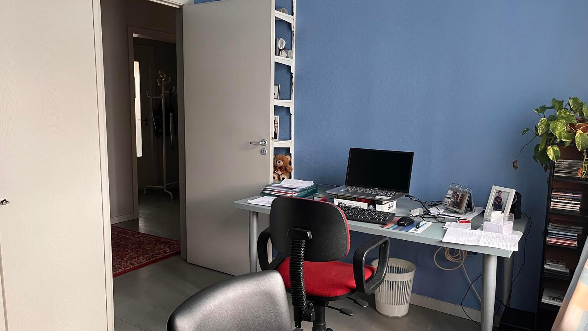 Dit appartement bevindt zich aan de parkpoort op derde verdieping, waardoor je vanuit de leefruimte een leuk uitzicht hebt over de Philipssite en de regio rondom.  Naast de lichtrijke living is er een geïnstalleerde keuken met nieuw kookvuur, oven en fri