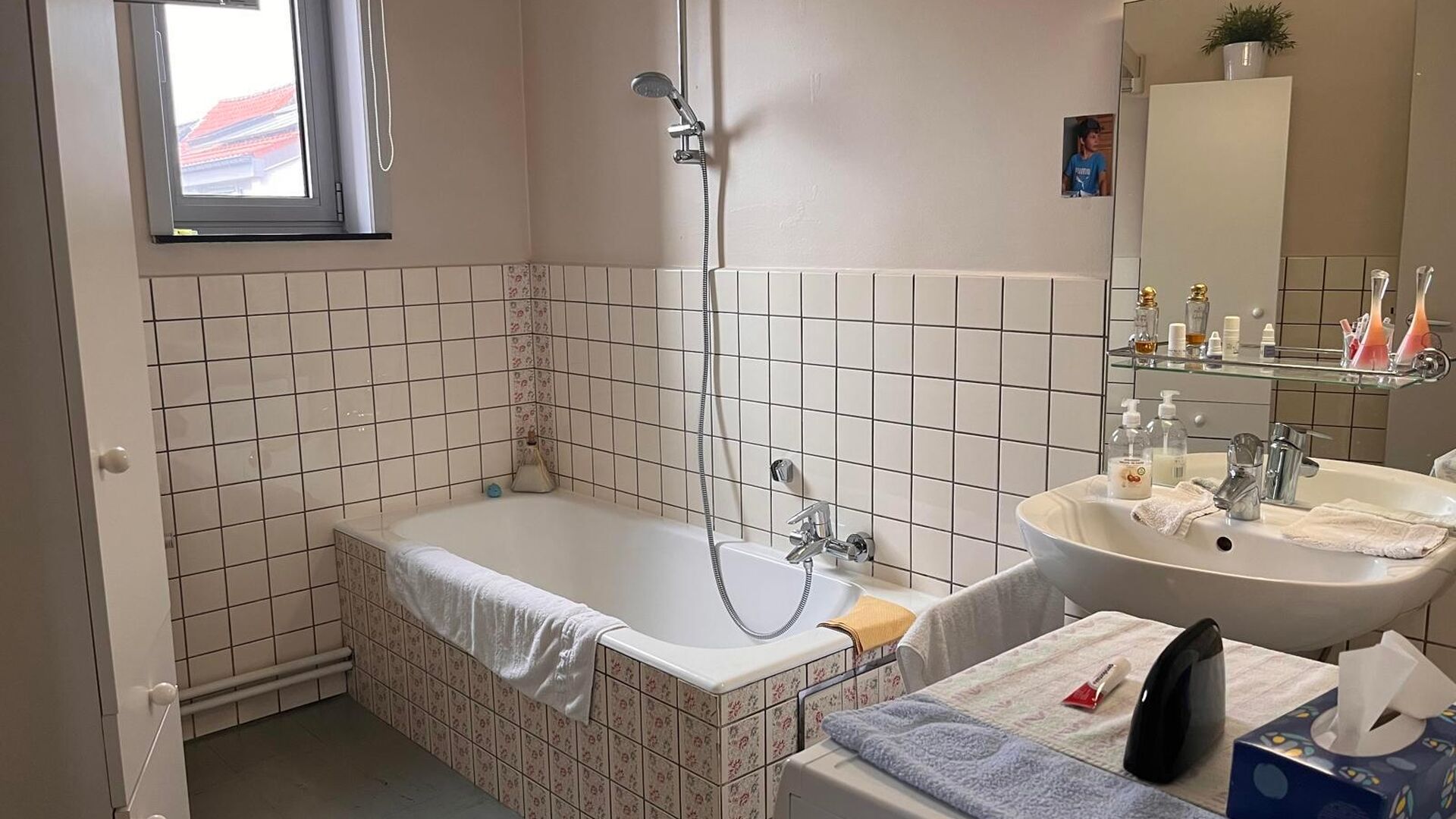 Dit appartement bevindt zich aan de parkpoort op derde verdieping, waardoor je vanuit de leefruimte een leuk uitzicht hebt over de Philipssite en de regio rondom.  Naast de lichtrijke living is er een geïnstalleerde keuken met nieuw kookvuur, oven en fri