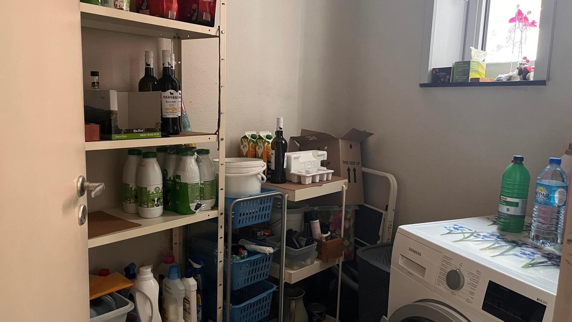 Dit appartement bevindt zich aan de parkpoort op derde verdieping, waardoor je vanuit de leefruimte een leuk uitzicht hebt over de Philipssite en de regio rondom.  Naast de lichtrijke living is er een geïnstalleerde keuken met nieuw kookvuur, oven en fri