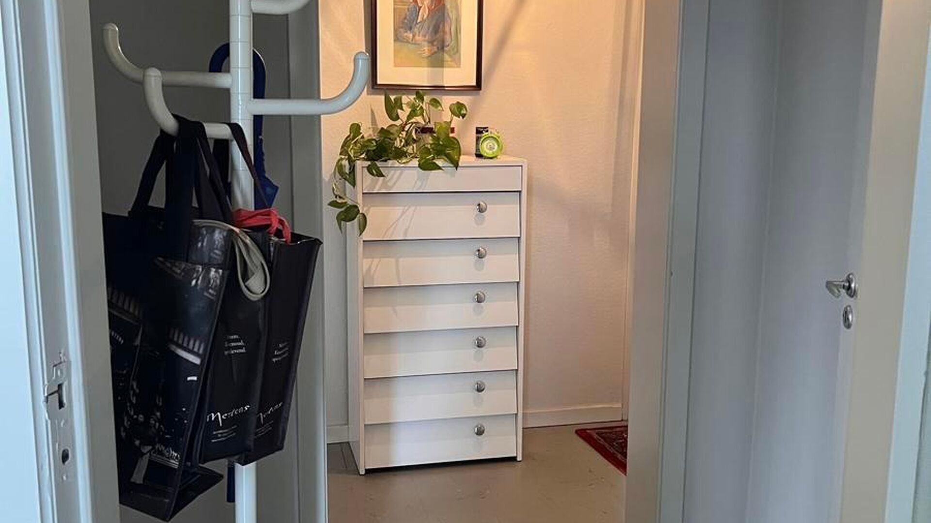 Dit appartement bevindt zich aan de parkpoort op derde verdieping, waardoor je vanuit de leefruimte een leuk uitzicht hebt over de Philipssite en de regio rondom.  Naast de lichtrijke living is er een geïnstalleerde keuken met nieuw kookvuur, oven en fri