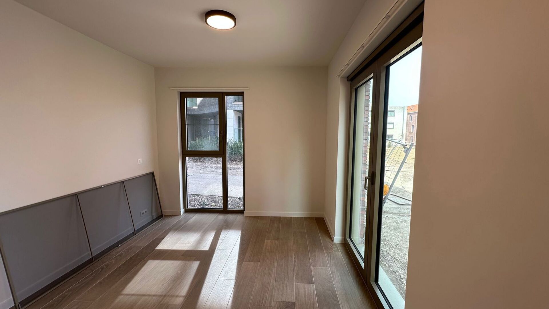 Luxueus nieuwbouwappartement met 2 slaapkamers in gloednieuw woonproject Burenberg.
 
Dit energiezuinig nieuwbouwappartement maakt deel uit van het prestigieuze woonproject Burenberg. Een nieuwe ontwikkeling in Leuven met verschillende troeven zoals de ru