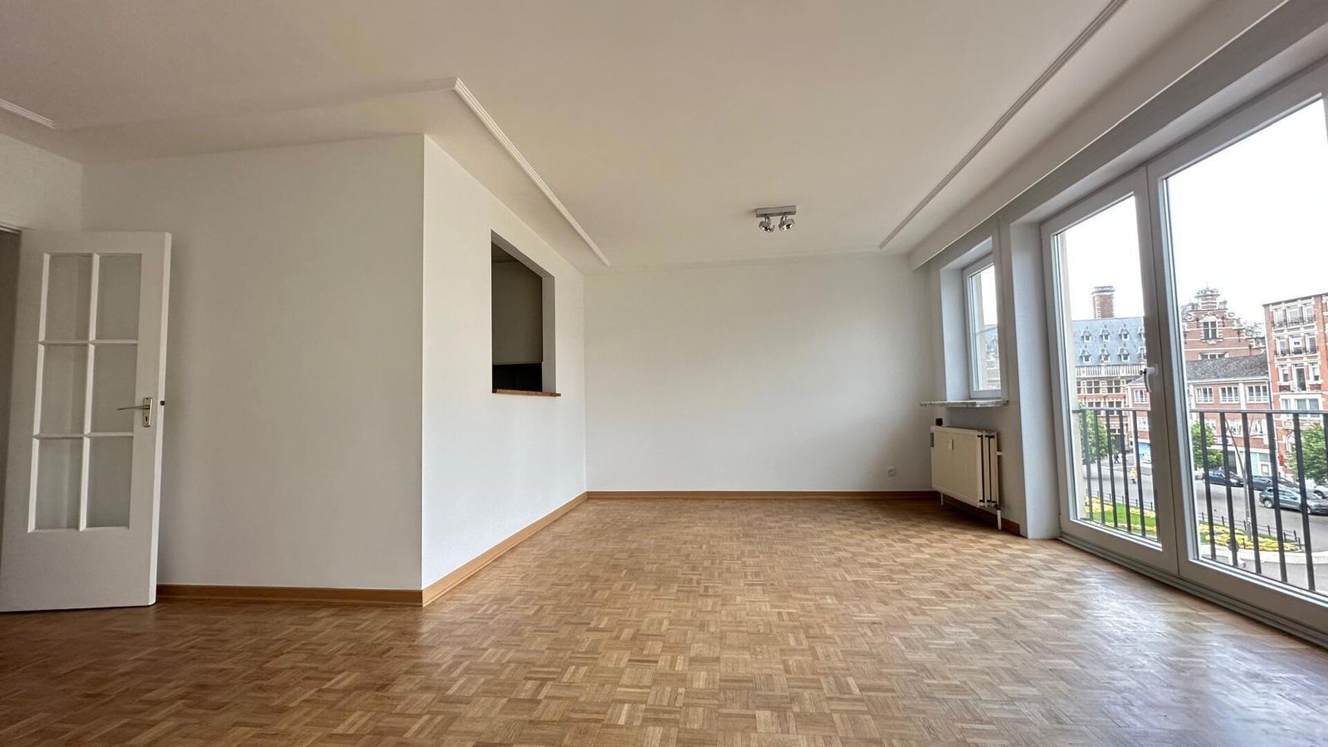 Te huur: Lichtrijk 2-slaapkamer appartement in hartje Leuven
Dit ruim en lichtrijk appartement op de 3de verdieping is uitstekend gelegen aan het Herbert Hooverplein, pal in hartje Leuven. Een absolute toplocatie met alle voorzieningen op wandelafstand: w