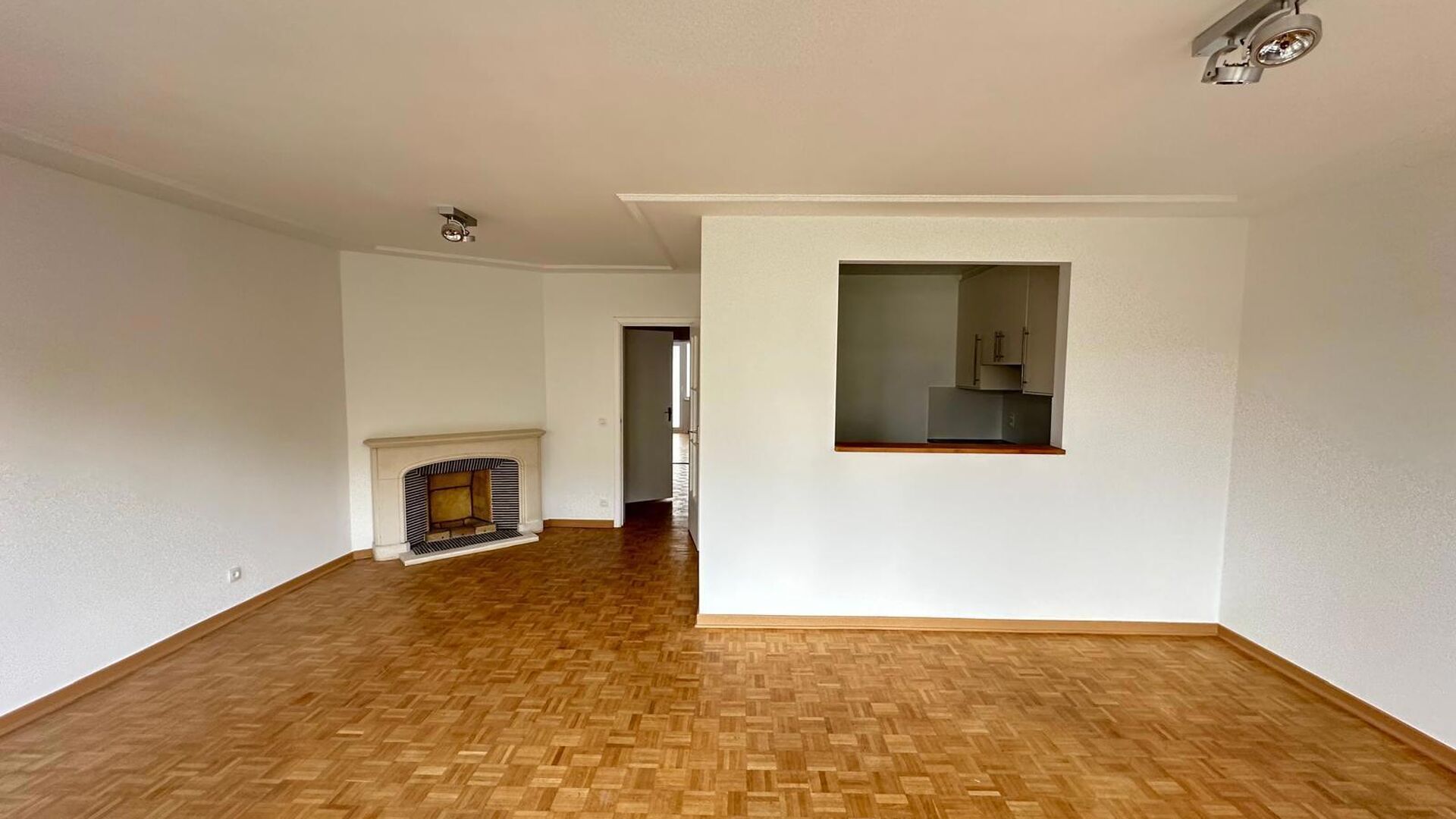Te huur: Lichtrijk 2-slaapkamer appartement in hartje Leuven
Dit ruim en lichtrijk appartement op de 3de verdieping is uitstekend gelegen aan het Herbert Hooverplein, pal in hartje Leuven. Een absolute toplocatie met alle voorzieningen op wandelafstand: w