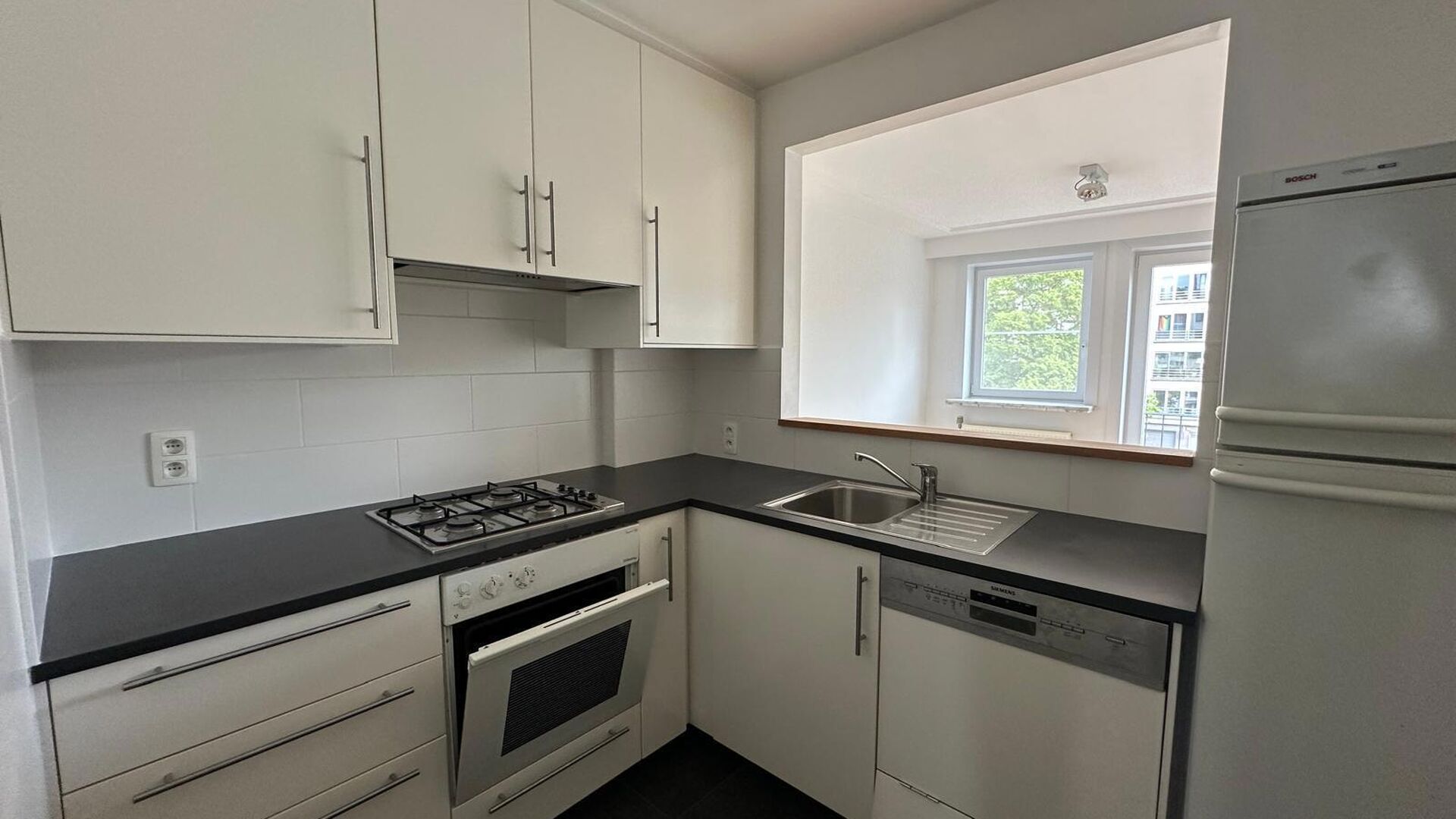 Te huur: Lichtrijk 2-slaapkamer appartement in hartje Leuven
Dit ruim en lichtrijk appartement op de 3de verdieping is uitstekend gelegen aan het Herbert Hooverplein, pal in hartje Leuven. Een absolute toplocatie met alle voorzieningen op wandelafstand: w