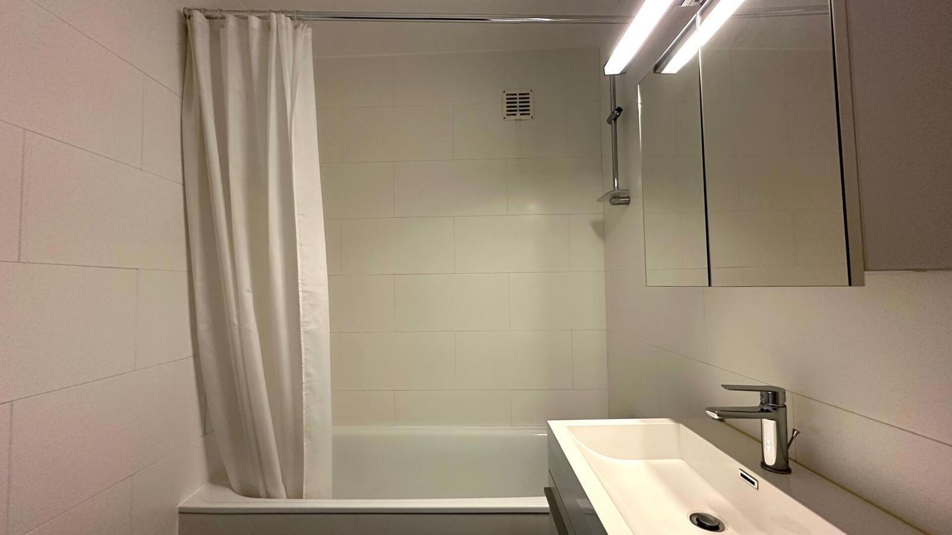 Te huur: Lichtrijk 2-slaapkamer appartement in hartje Leuven
Dit ruim en lichtrijk appartement op de 3de verdieping is uitstekend gelegen aan het Herbert Hooverplein, pal in hartje Leuven. Een absolute toplocatie met alle voorzieningen op wandelafstand: w