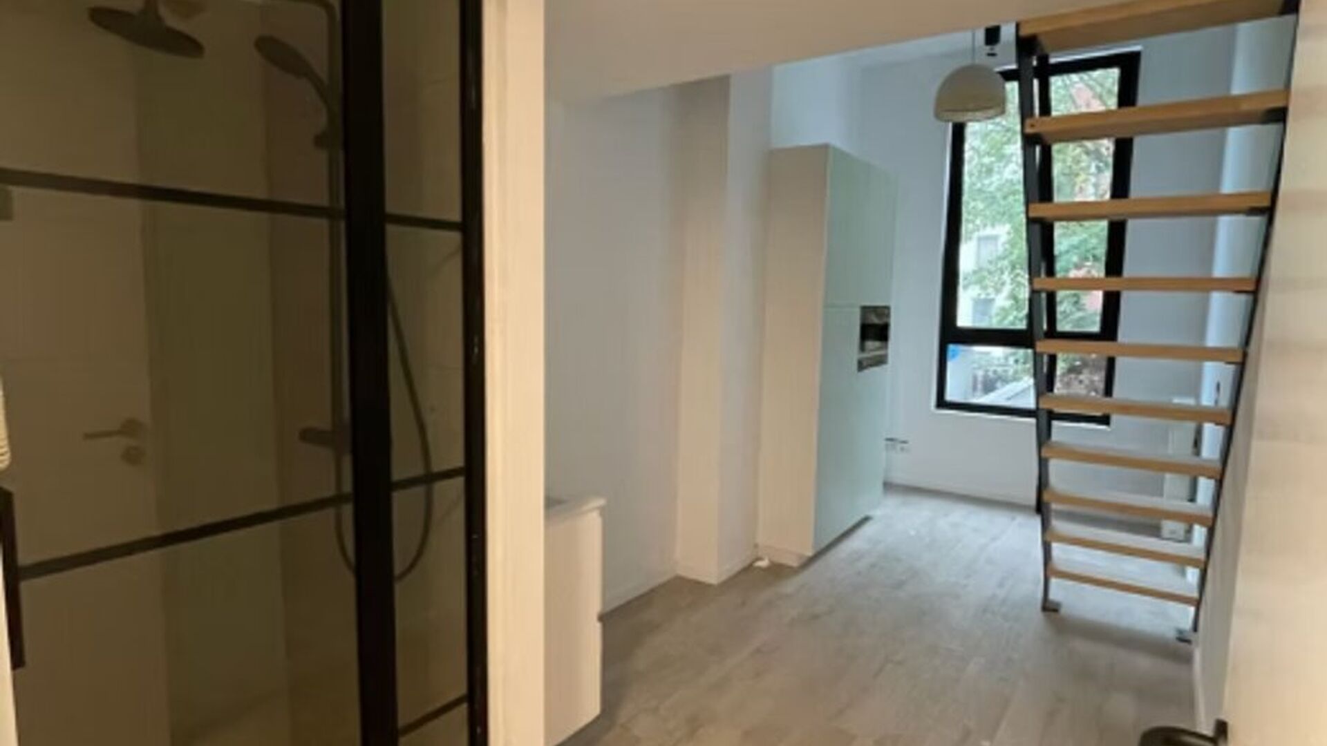 Deze instapklare kamer in de Onze-Lievevrouwstraat 50 is ideaal voor wie op zoek is naar rust én nabijheid van het stadsleven. Gelegen op slechts 350 meter van de Kruidtuin, bevindt de kamer zich op wandelafstand van universiteitsgebouwen, winkels, openb
