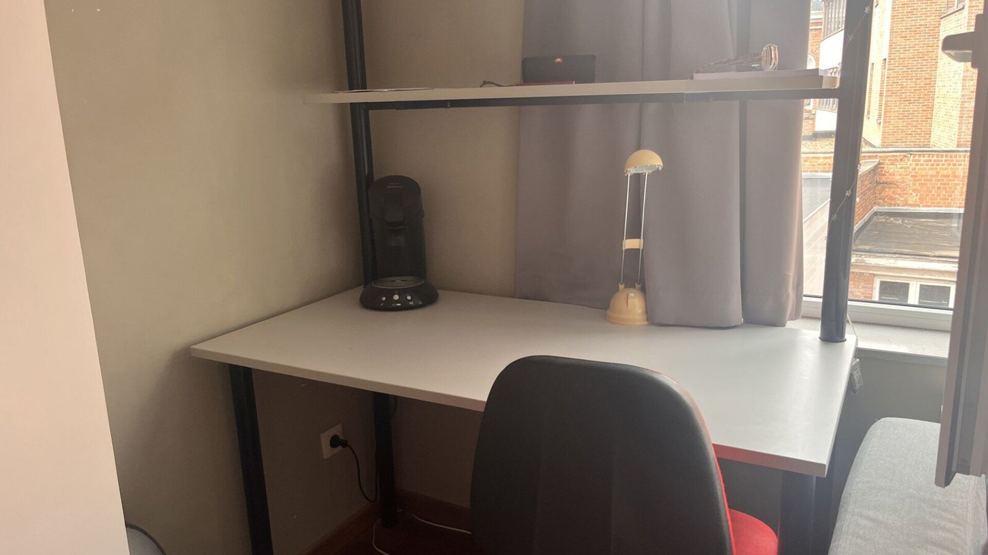 Deze gezellige, volledig gemeubelde studio is ideaal gelegen in de Diestsestraat 29B, op wandelafstand van de Grote Markt, winkels, restaurants en het openbaar vervoer. De studio bevindt zich aan de rustige achterzijde van het gebouw op de tweede verdiepi