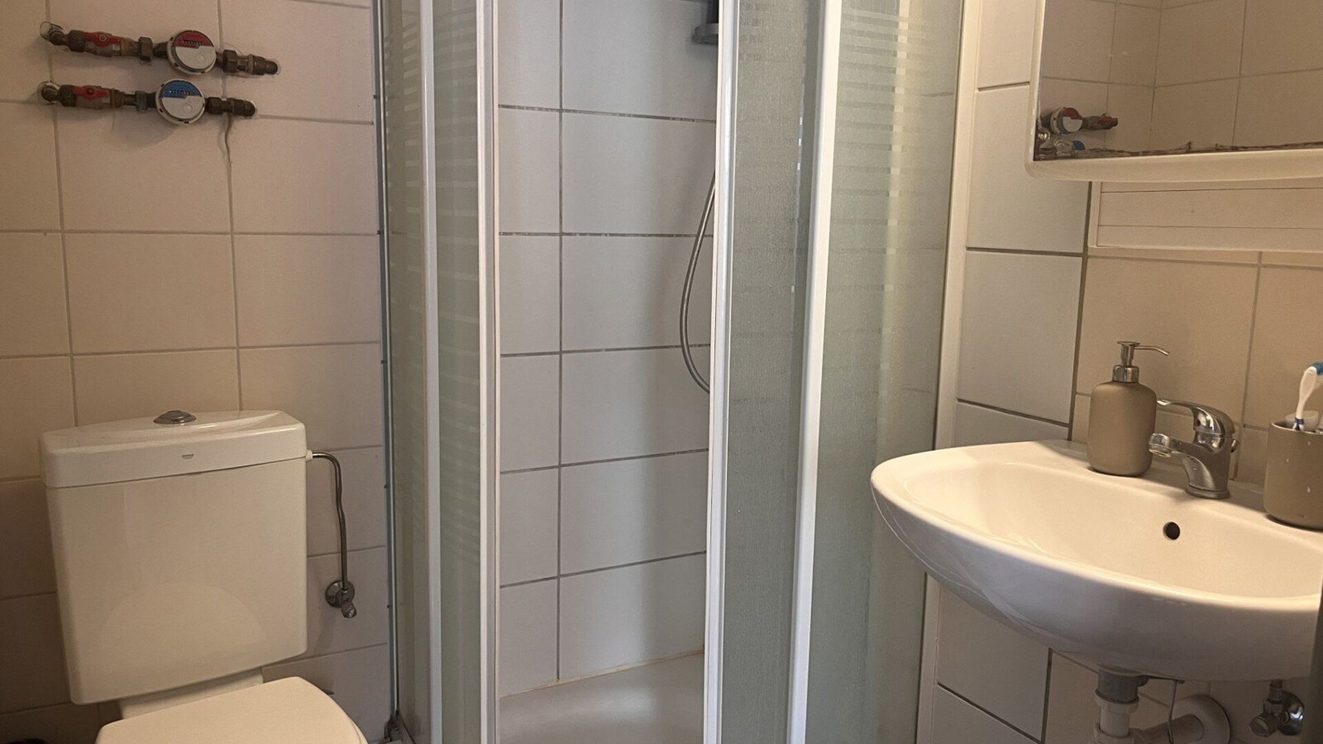 Deze gezellige, volledig gemeubelde studio is ideaal gelegen in de Diestsestraat 29B, op wandelafstand van de Grote Markt, winkels, restaurants en het openbaar vervoer. De studio bevindt zich aan de rustige achterzijde van het gebouw op de tweede verdiepi