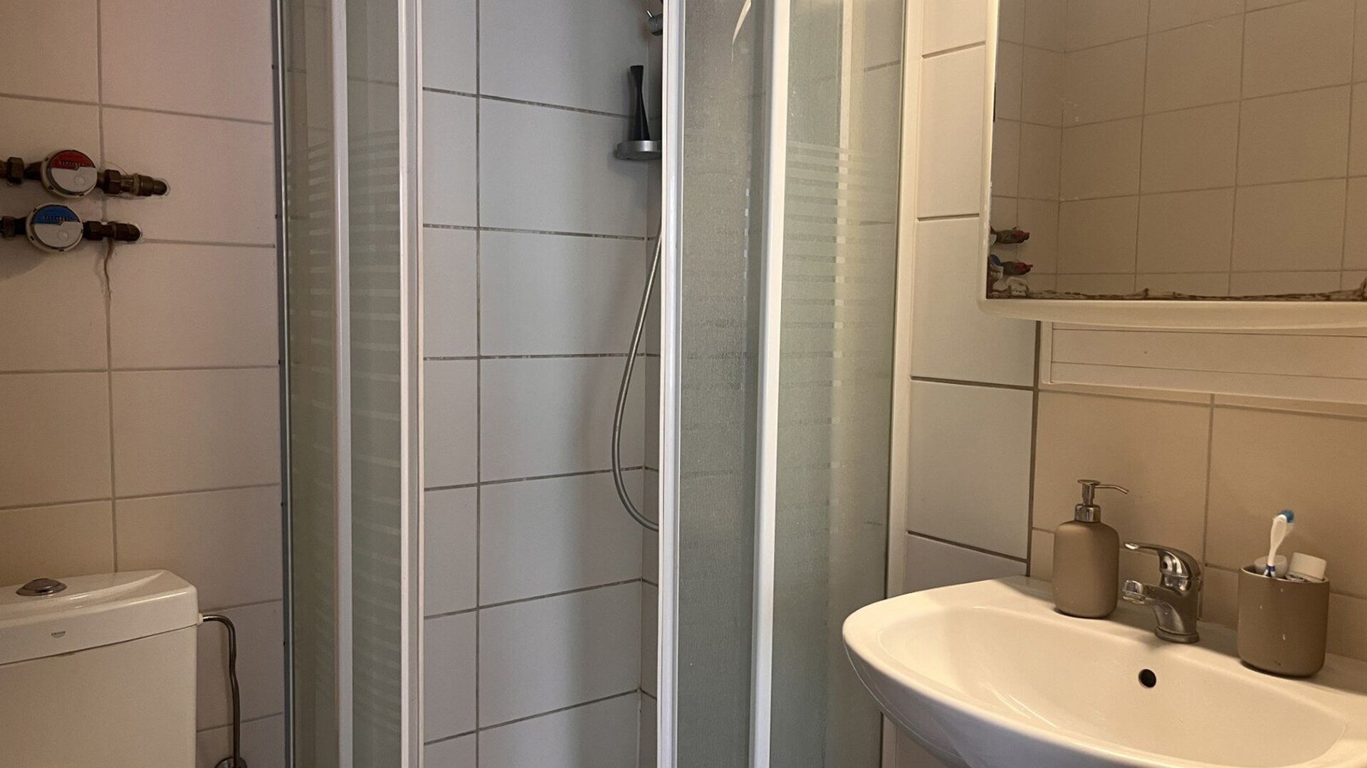 Deze gezellige, volledig gemeubelde studio is ideaal gelegen in de Diestsestraat 29B, op wandelafstand van de Grote Markt, winkels, restaurants en het openbaar vervoer. De studio bevindt zich aan de rustige achterzijde van het gebouw op de tweede verdiepi