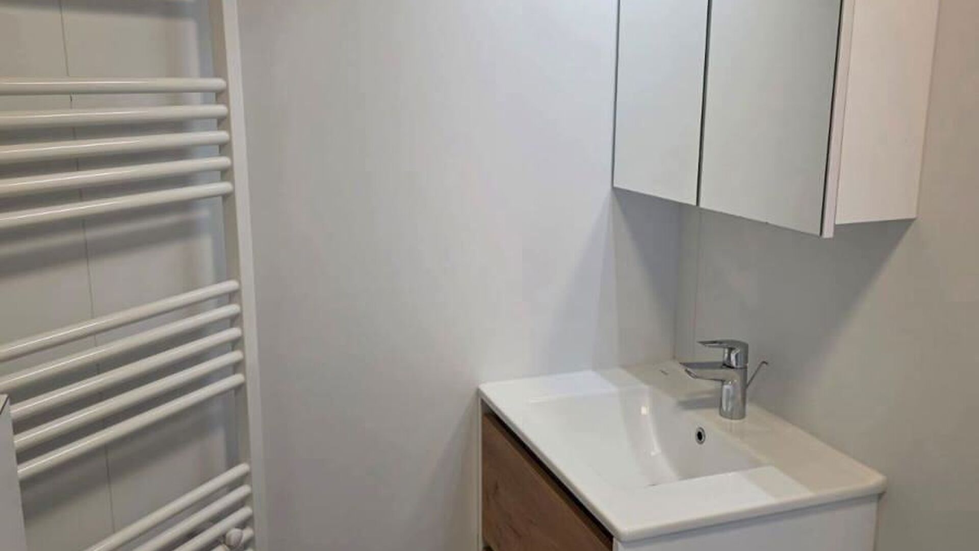 Op een boogscheut van Leuven is deze mooie studio gelegen in de Leeuwerikenstraat in een rustige woonwijk nabij Heverlee beschikbaar voor volgend academiejaar. Ook op wandelafstand kan je genieten van een ruime keuze aan restaurants of kan je de zondagsma