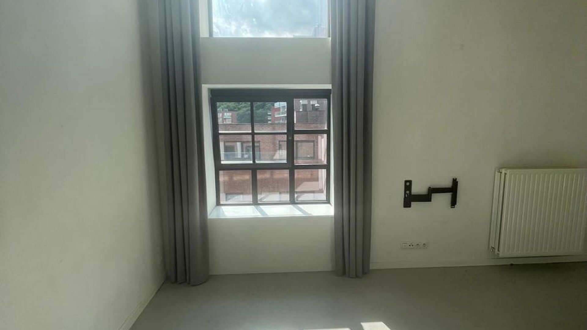 Op zoek naar een stijlvolle en instapklare studio op een toplocatie in Leuven? Deze unieke duplexstudio op de 6e verdieping van Residentie Hungaria biedt een uitzonderlijke combinatie van ruimte, licht en hedendaags wooncomfort.
Residentie Hungaria is ee