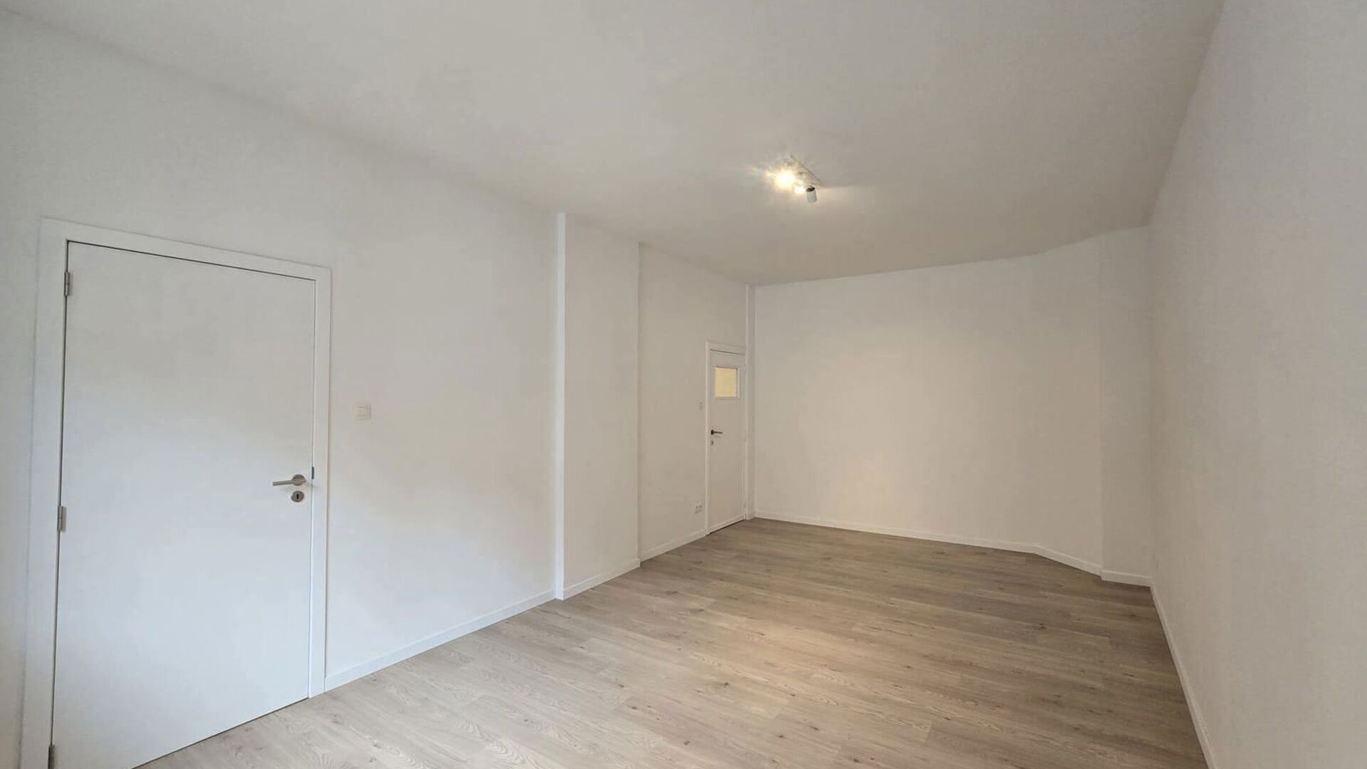 Welkom in Leuven! Op de eerste verdieping van een verzorgd gebouw aan de Savoyestraat 12 bevindt zich dit volledig gerenoveerde éénslaapkamerappartement. Het appartement werd in 2026 volledig gerenoveerd en combineert een moderne afwerking met aangename