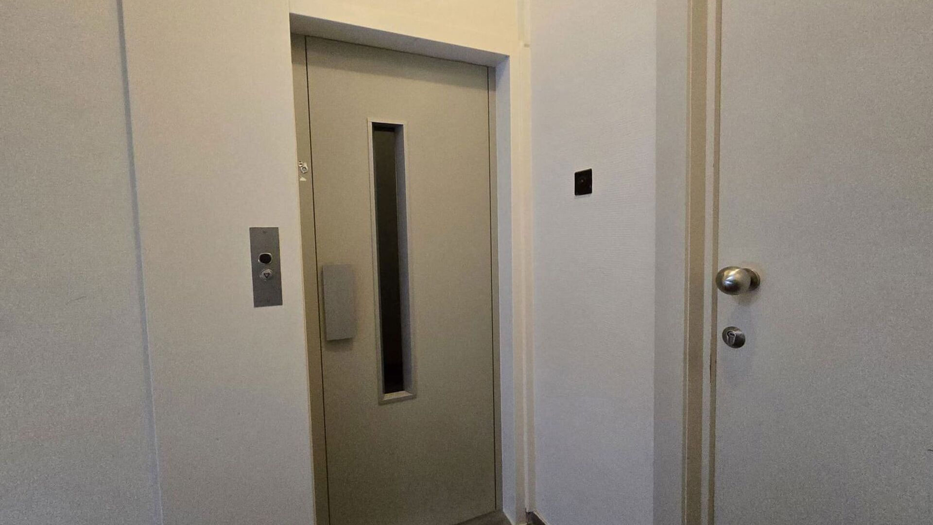 Welkom in Leuven! Op de eerste verdieping van een verzorgd gebouw aan de Savoyestraat 12 bevindt zich dit volledig gerenoveerde éénslaapkamerappartement. Het appartement werd in 2026 volledig gerenoveerd en combineert een moderne afwerking met aangename