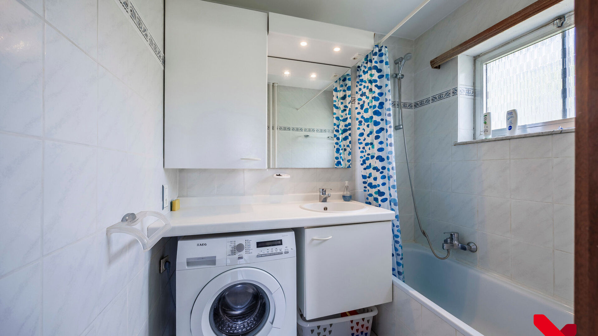 In de rustige Ten Hovelaan, net binnen de ring van Leuven, ligt dit goed gelegen appartement met twee slaapkamers en inpandige parkeerbox.

Het appartement bevindt zich op de tweede verdieping en beschikt over een aangename leefruimte met toegang tot het 