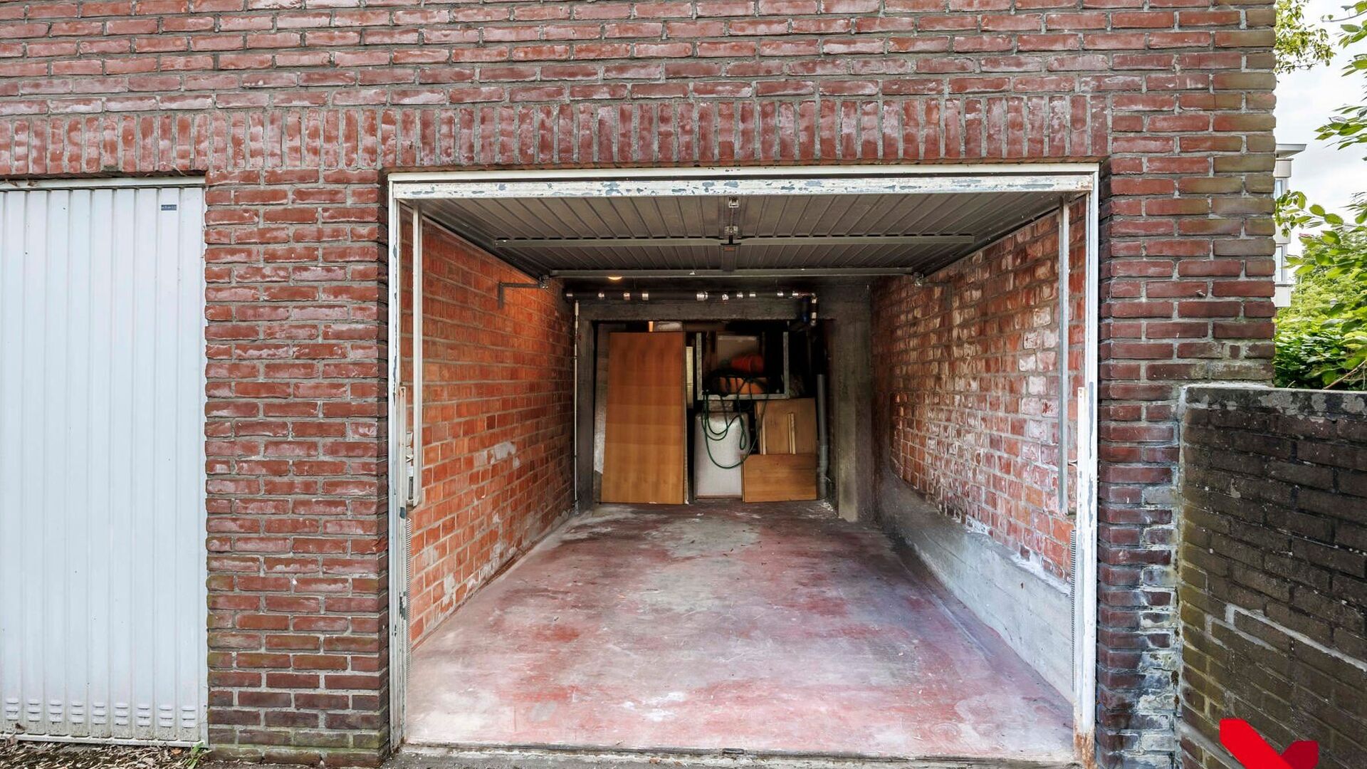 In de rustige Ten Hovelaan, net binnen de ring van Leuven, ligt dit goed gelegen appartement met twee slaapkamers en inpandige parkeerbox.

Het appartement bevindt zich op de tweede verdieping en beschikt over een aangename leefruimte met toegang tot het 