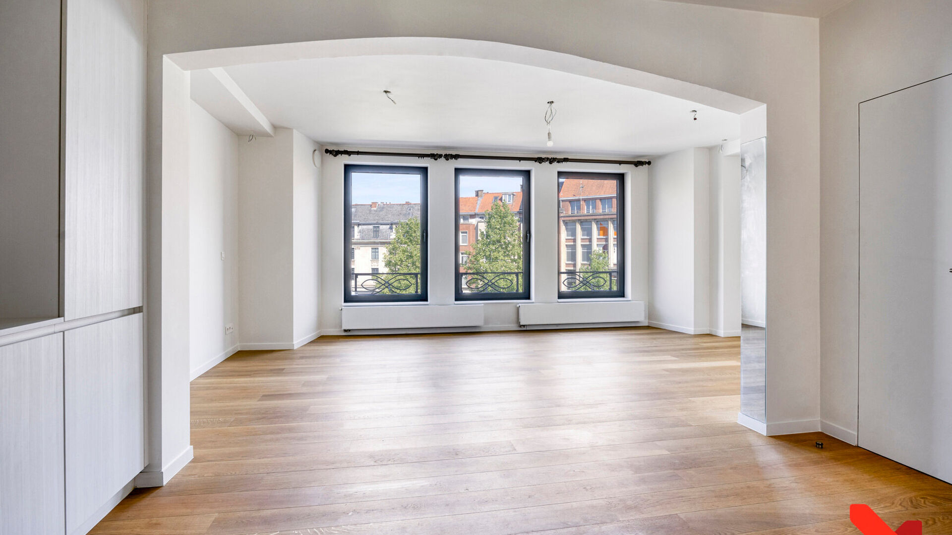 In het bruisende centrum van Leuven, met zicht op het levendige Rector De Somerplein en de Sint-Pieterskerk, bevindt zich dit volledig vernieuwde appartement met één slaapkamer.

De grote troef van dit appartement is zonder twijfel de open leefruimte me