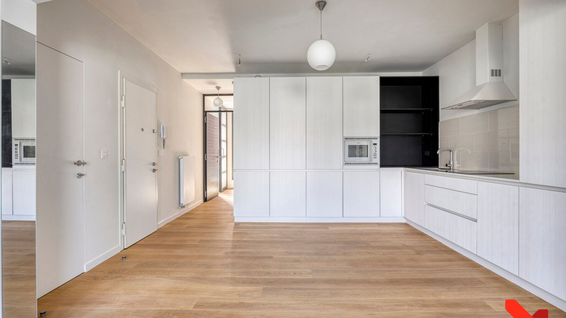 In het bruisende centrum van Leuven, met zicht op het levendige Rector De Somerplein en de Sint-Pieterskerk, bevindt zich dit volledig vernieuwde appartement met één slaapkamer.

De grote troef van dit appartement is zonder twijfel de open leefruimte me