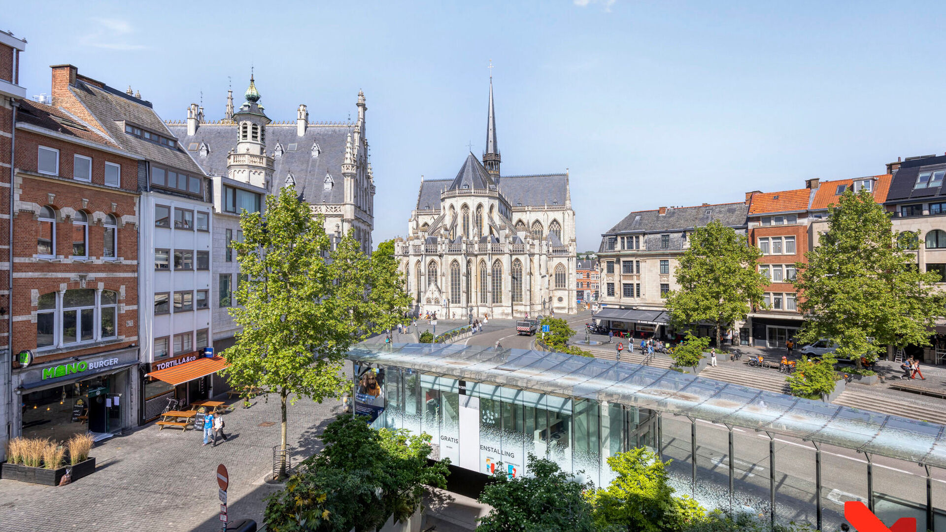 In het bruisende centrum van Leuven, met zicht op het levendige Rector De Somerplein en de Sint-Pieterskerk, bevindt zich dit volledig vernieuwde appartement met één slaapkamer.

De grote troef van dit appartement is zonder twijfel de open leefruimte me