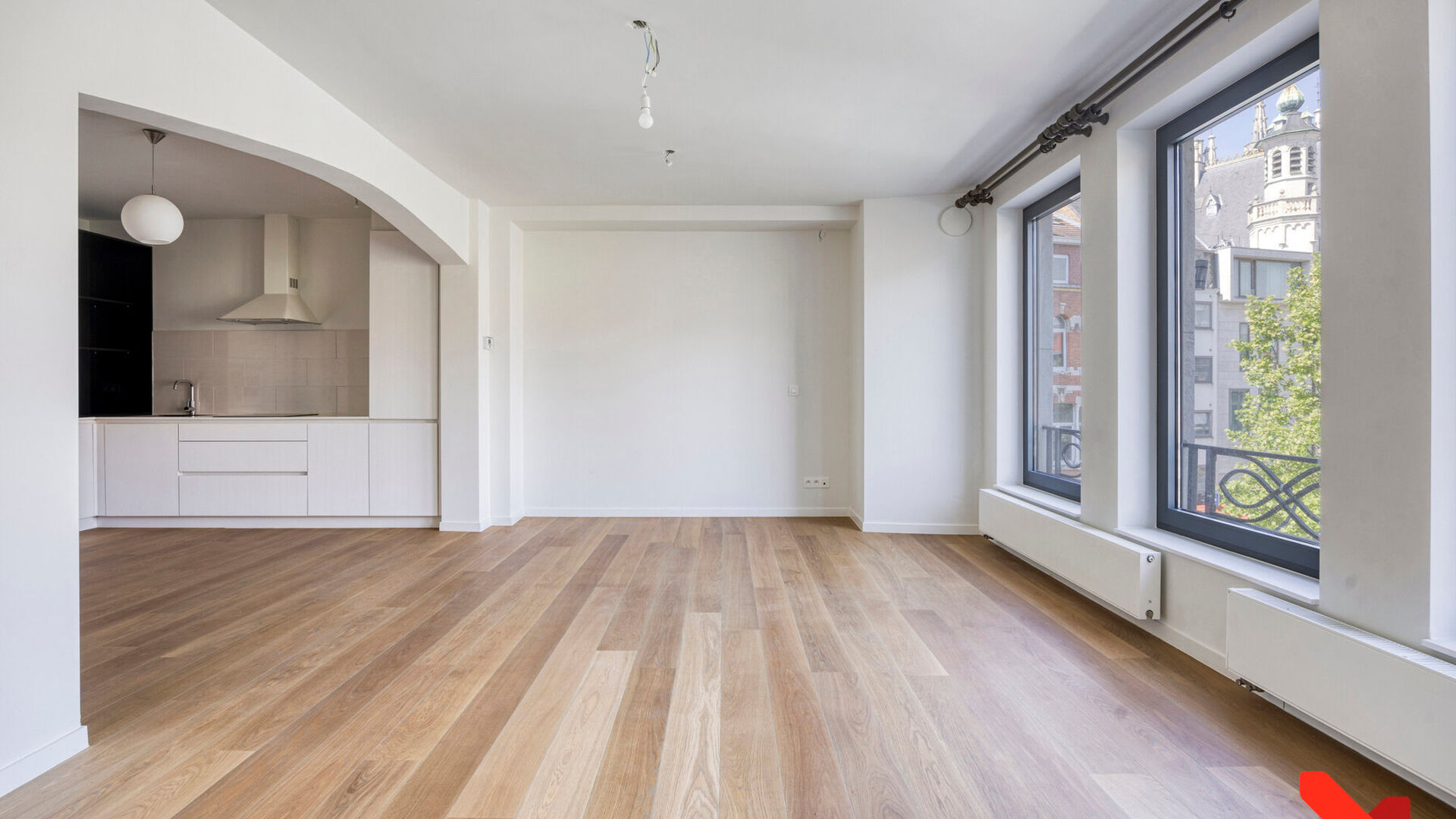 In het bruisende centrum van Leuven, met zicht op het levendige Rector De Somerplein en de Sint-Pieterskerk, bevindt zich dit volledig vernieuwde appartement met één slaapkamer.

De grote troef van dit appartement is zonder twijfel de open leefruimte me