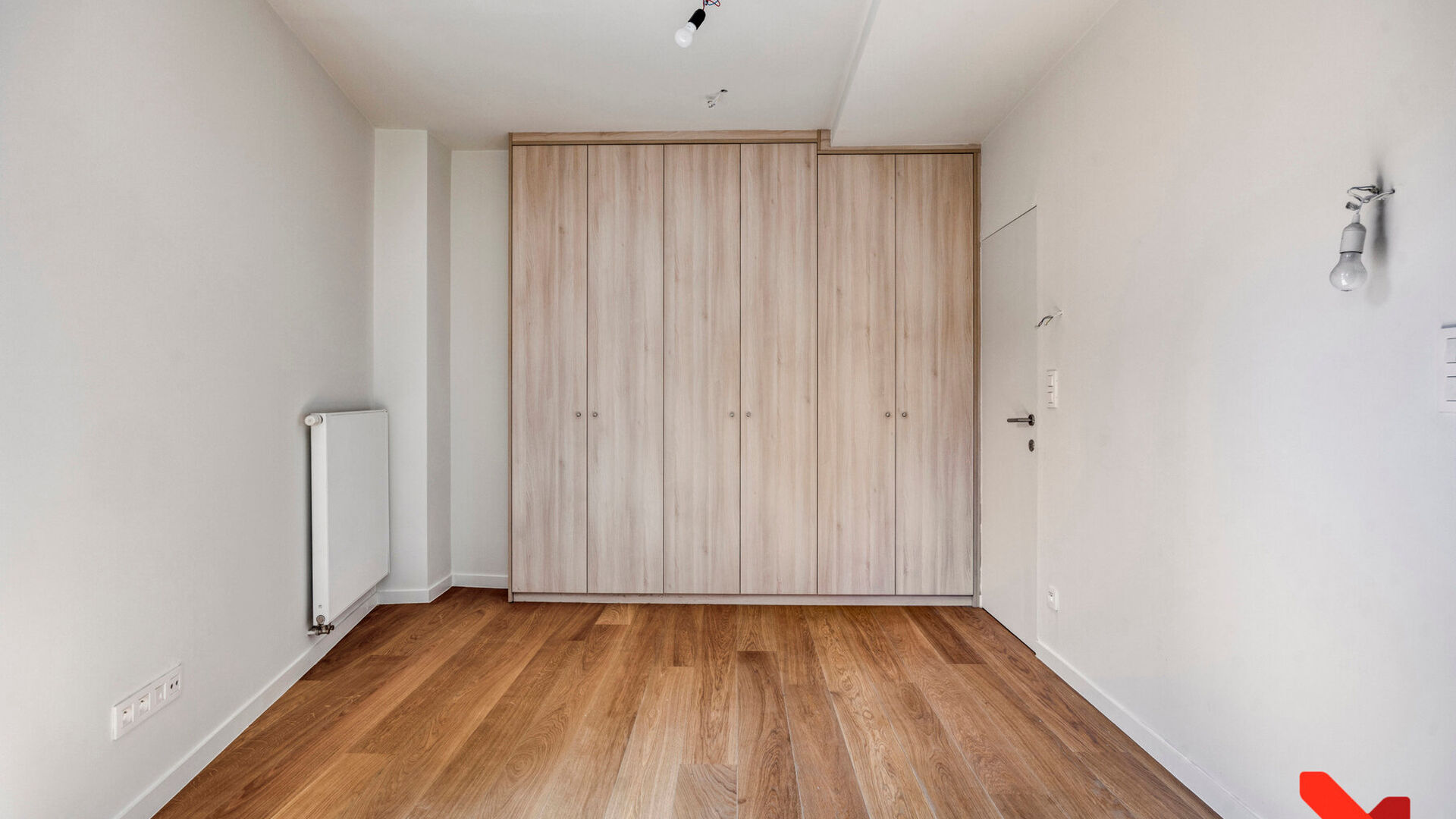 In het bruisende centrum van Leuven, met zicht op het levendige Rector De Somerplein en de Sint-Pieterskerk, bevindt zich dit volledig vernieuwde appartement met één slaapkamer.

De grote troef van dit appartement is zonder twijfel de open leefruimte me
