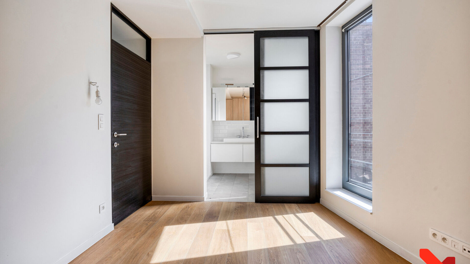 In het bruisende centrum van Leuven, met zicht op het levendige Rector De Somerplein en de Sint-Pieterskerk, bevindt zich dit volledig vernieuwde appartement met één slaapkamer.

De grote troef van dit appartement is zonder twijfel de open leefruimte me