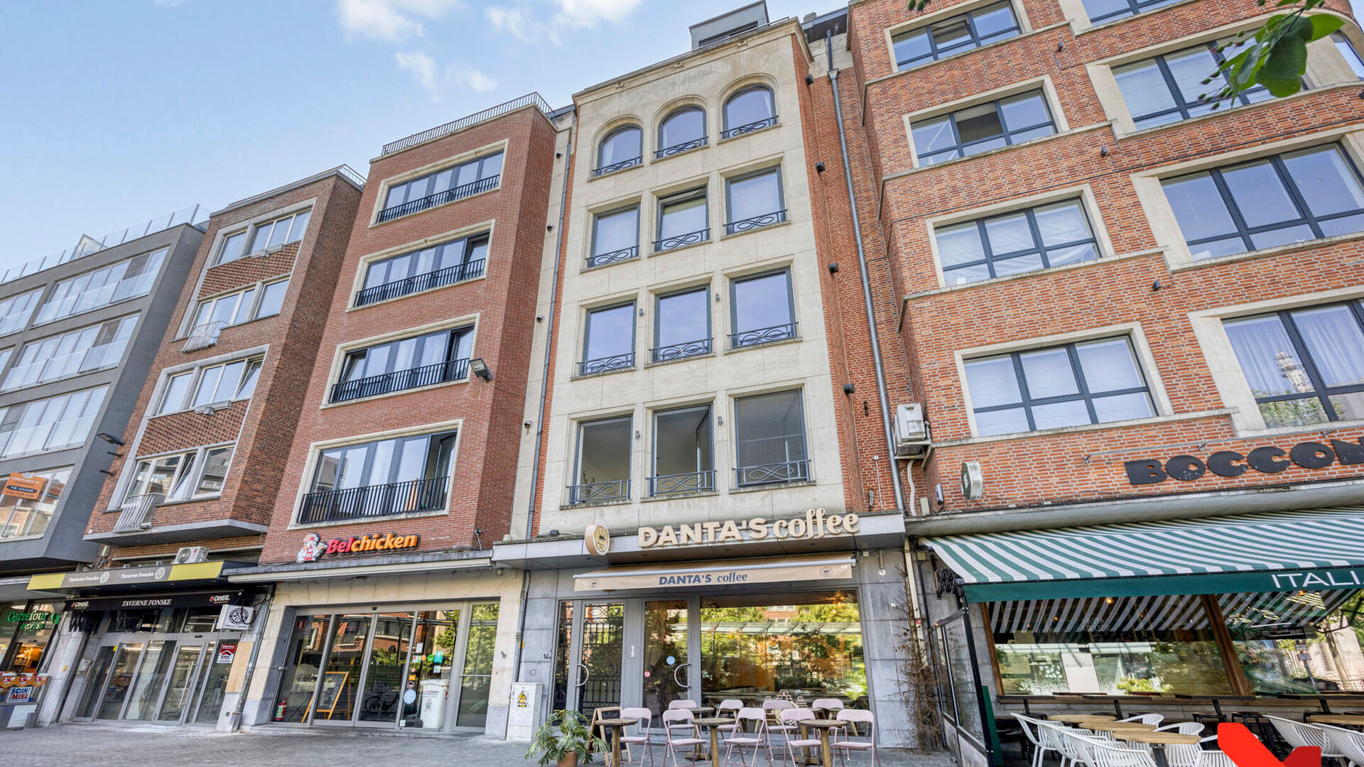 In het bruisende centrum van Leuven, met zicht op het levendige Rector De Somerplein en de Sint-Pieterskerk, bevindt zich dit volledig vernieuwde appartement met één slaapkamer.

De grote troef van dit appartement is zonder twijfel de open leefruimte me
