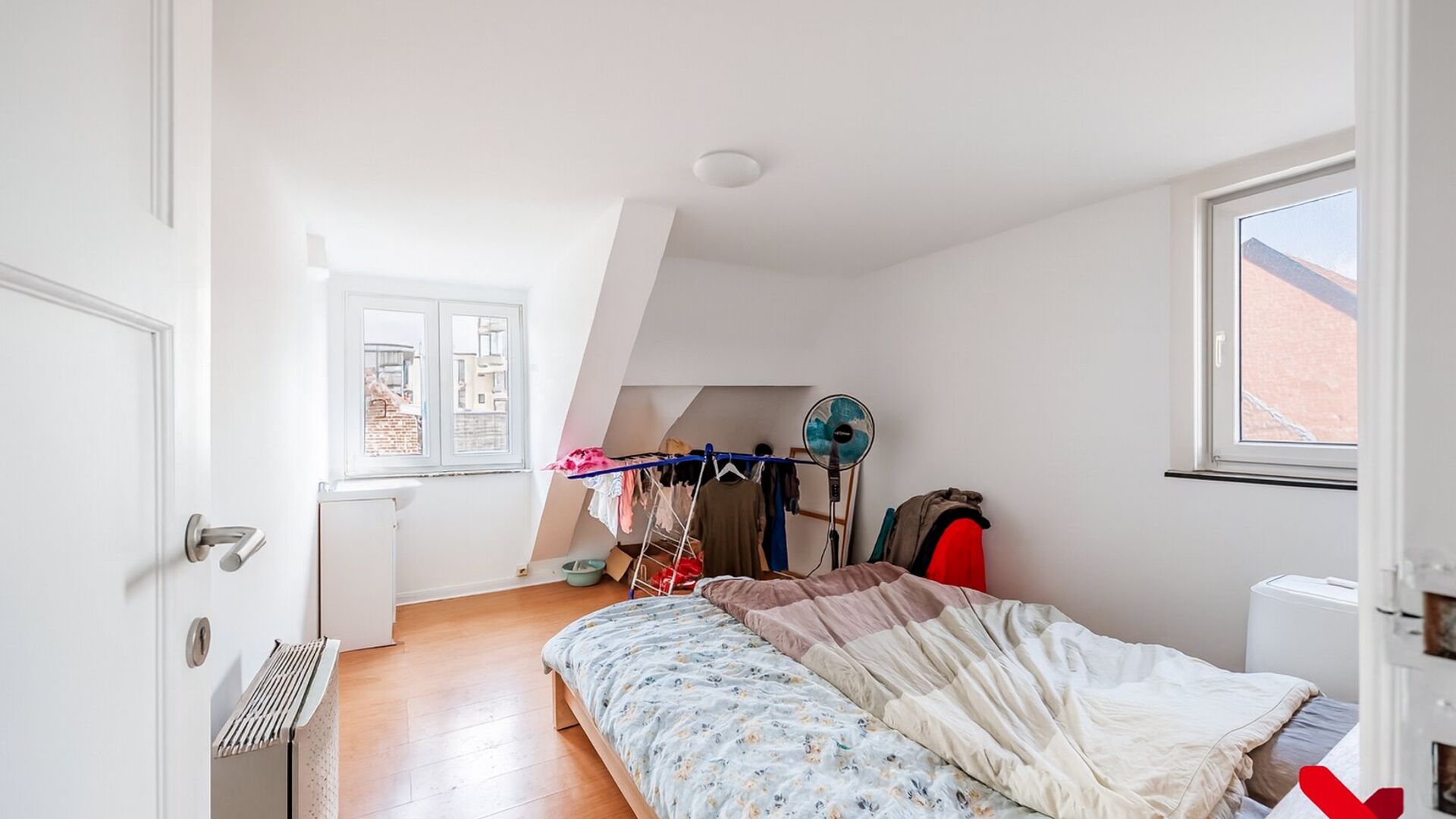 Te renoveren 1-slaapkamerappartement met inpandige garage in hartje Leuven
Ben je op zoek naar een charmant appartement in het bruisende centrum van Leuven? Dan is dit pand in de Ravenstraat, op de hoek met de Mussenstraat, misschien wel precies wat je z