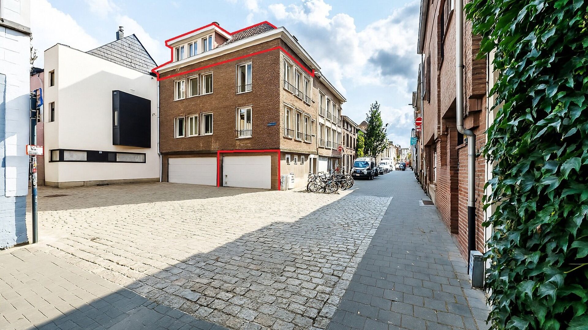 Te renoveren 1-slaapkamerappartement met inpandige garage in hartje Leuven
Ben je op zoek naar een charmant appartement in het bruisende centrum van Leuven? Dan is dit pand in de Ravenstraat, op de hoek met de Mussenstraat, misschien wel precies wat je z