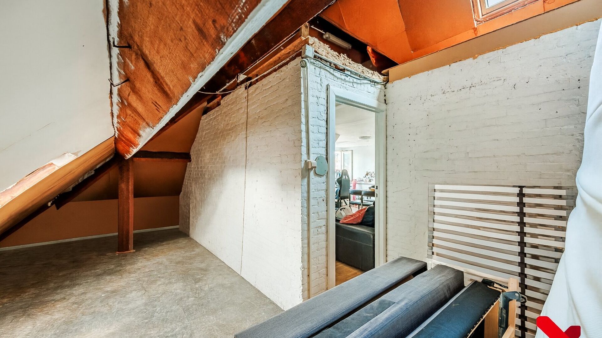 Te renoveren 1-slaapkamerappartement met inpandige garage in hartje Leuven
Ben je op zoek naar een charmant appartement in het bruisende centrum van Leuven? Dan is dit pand in de Ravenstraat, op de hoek met de Mussenstraat, misschien wel precies wat je z