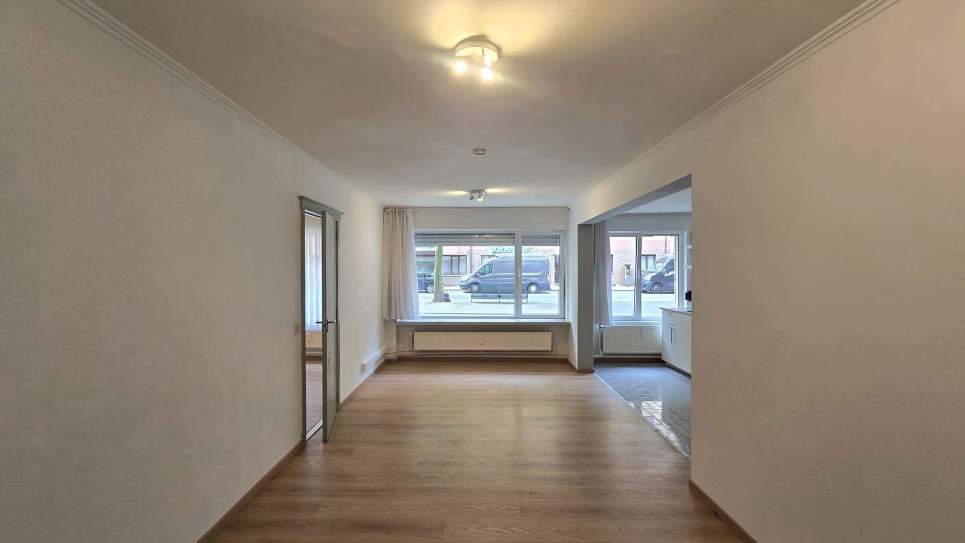 Welkom in Leuven! Ben je op zoek naar een gezellig, lichtrijk en instapklaar appartement op een absolute toplocatie? Dit gelijkvloerse appartement in Residentie Lovania is recent opgefrist en opnieuw geschilderd, waardoor het een frisse en verzorgde uitst