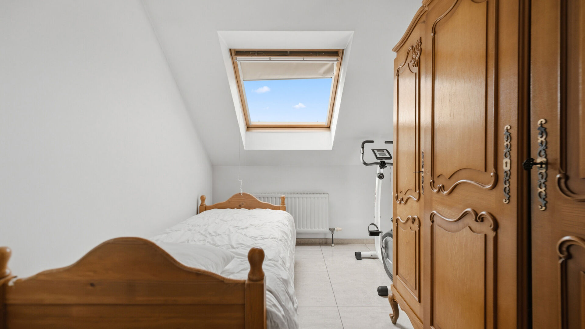 Welkom in Wilsele! Op een boogscheut van Leuven, de vaart en de vijvers van Bellefroid vindt u deze ruime en instapklare combinatie van een studio op het gelijkvloers en een duplex op de eerste en tweede verdieping, die als één geheel wordt verkocht.
D