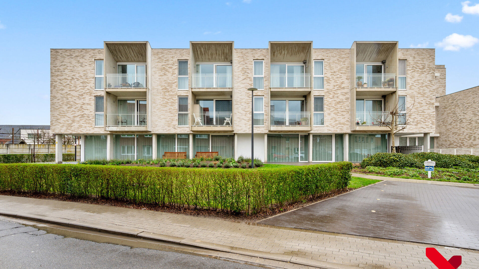 Welkom in Wilsele! Deze prachtige assistentiewoning is gelegen op de gelijkvloerse verdieping van residentie "Goodlife", een kleinschalige residentie met 36 eenheden waar het heerlijk vertoeven is met alle diensten en zorg binnen handbereik. Zo is er een 