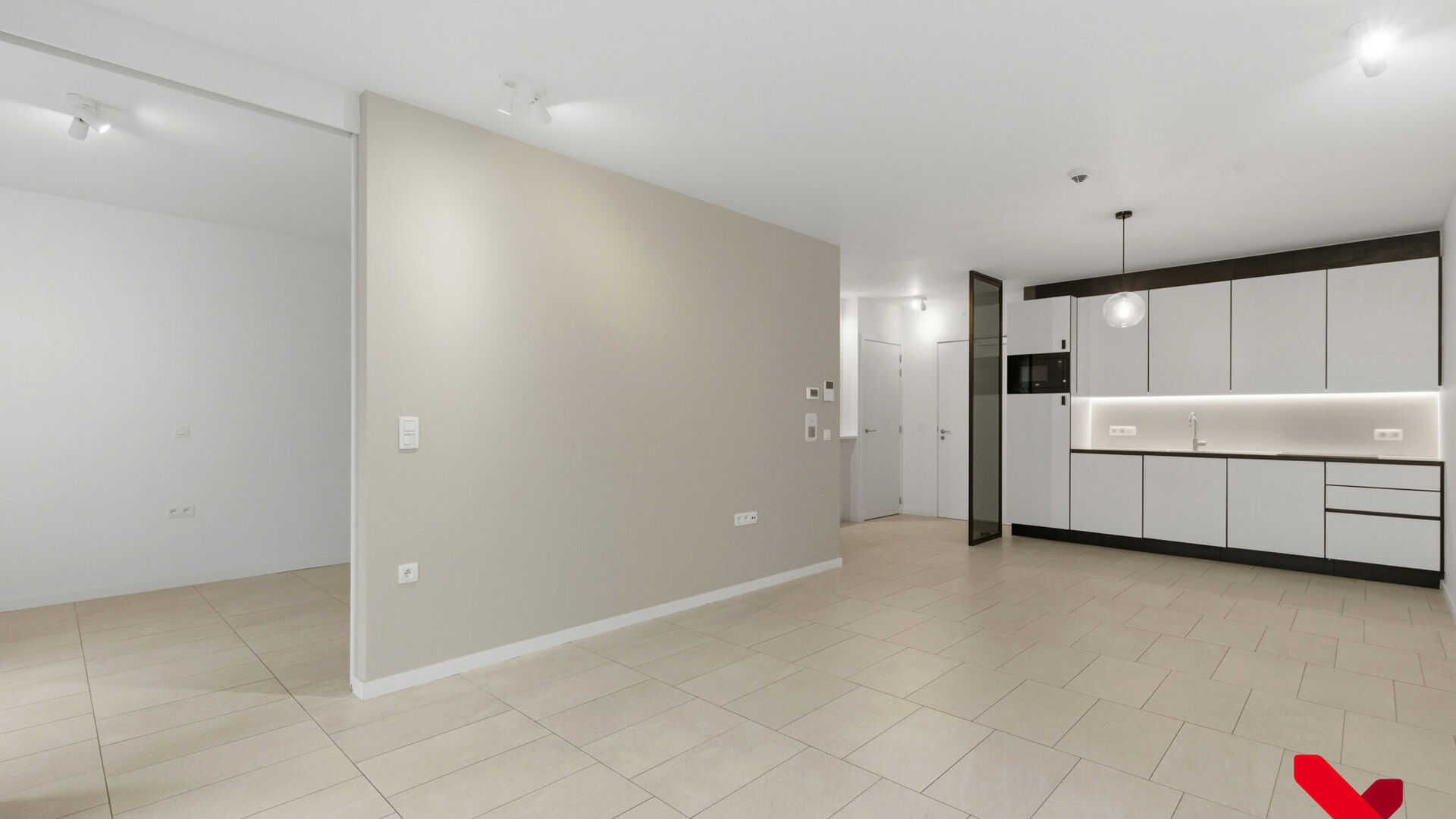 Welkom in Wilsele! Deze prachtige assistentiewoning is gelegen op de gelijkvloerse verdieping van residentie "Goodlife", een kleinschalige residentie met 36 eenheden waar het heerlijk vertoeven is met alle diensten en zorg binnen handbereik. Zo is er een 