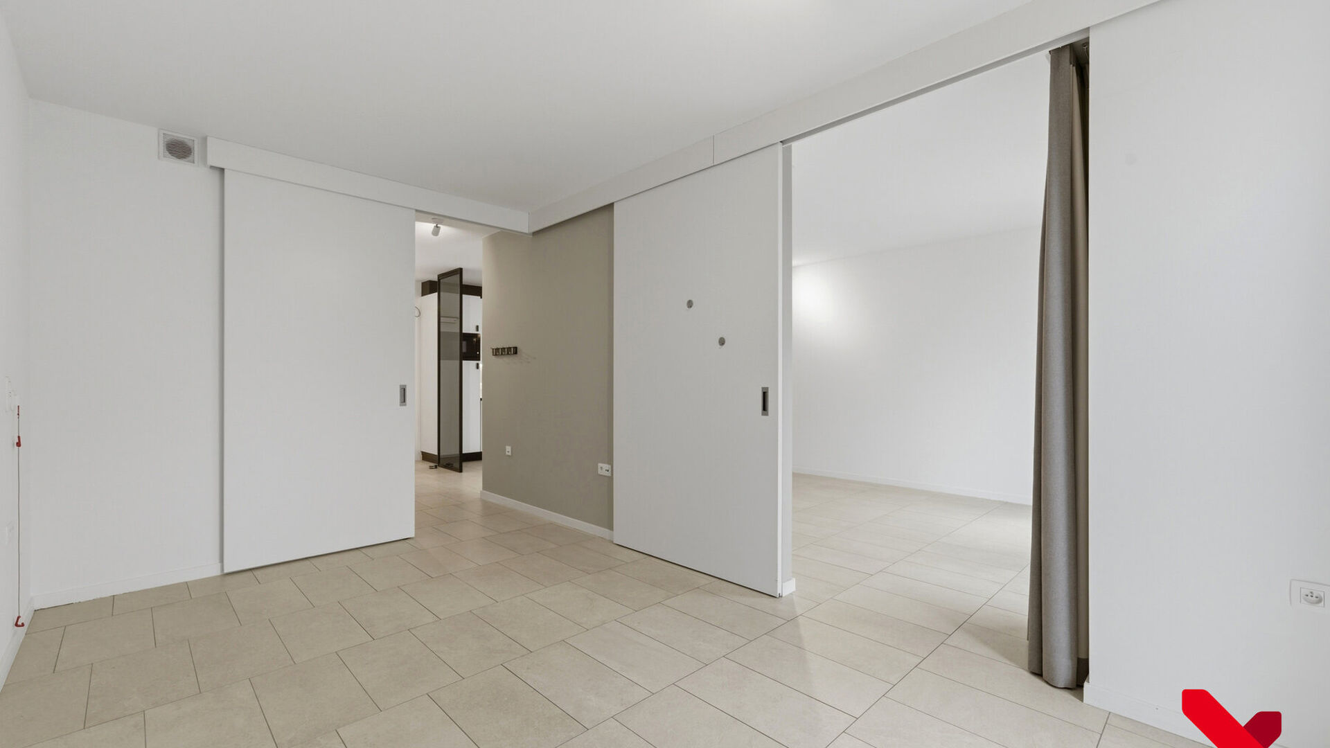 Welkom in Wilsele! Deze prachtige assistentiewoning is gelegen op de gelijkvloerse verdieping van residentie "Goodlife", een kleinschalige residentie met 36 eenheden waar het heerlijk vertoeven is met alle diensten en zorg binnen handbereik. Zo is er een 