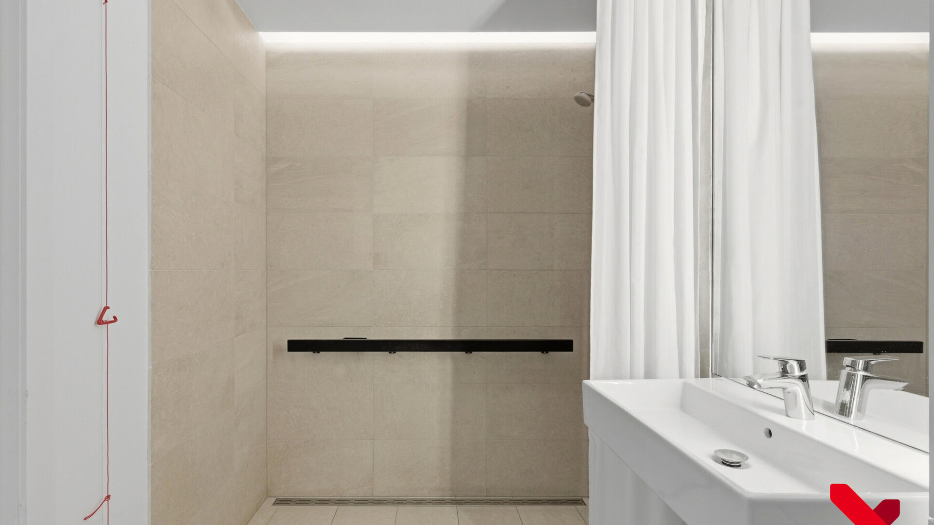 Welkom in Wilsele! Deze prachtige assistentiewoning is gelegen op de gelijkvloerse verdieping van residentie "Goodlife", een kleinschalige residentie met 36 eenheden waar het heerlijk vertoeven is met alle diensten en zorg binnen handbereik. Zo is er een 