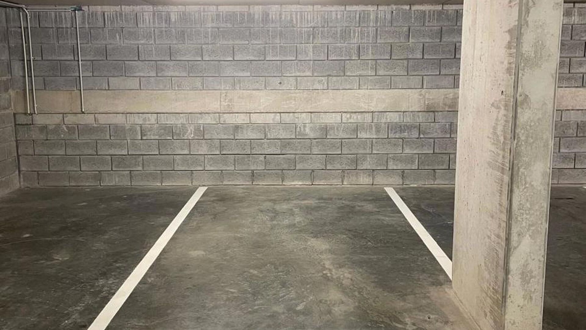 Ontdek de perfecte parkeeroplossing in het bruisende hart van Leuven! Deze autostaanplaats is gelegen op een uitstekende locatie en is daarnaast beveiligd met een automatische poort. De autostaanplaats is toegankelijk met een sleutel en een badge.
Kenmer