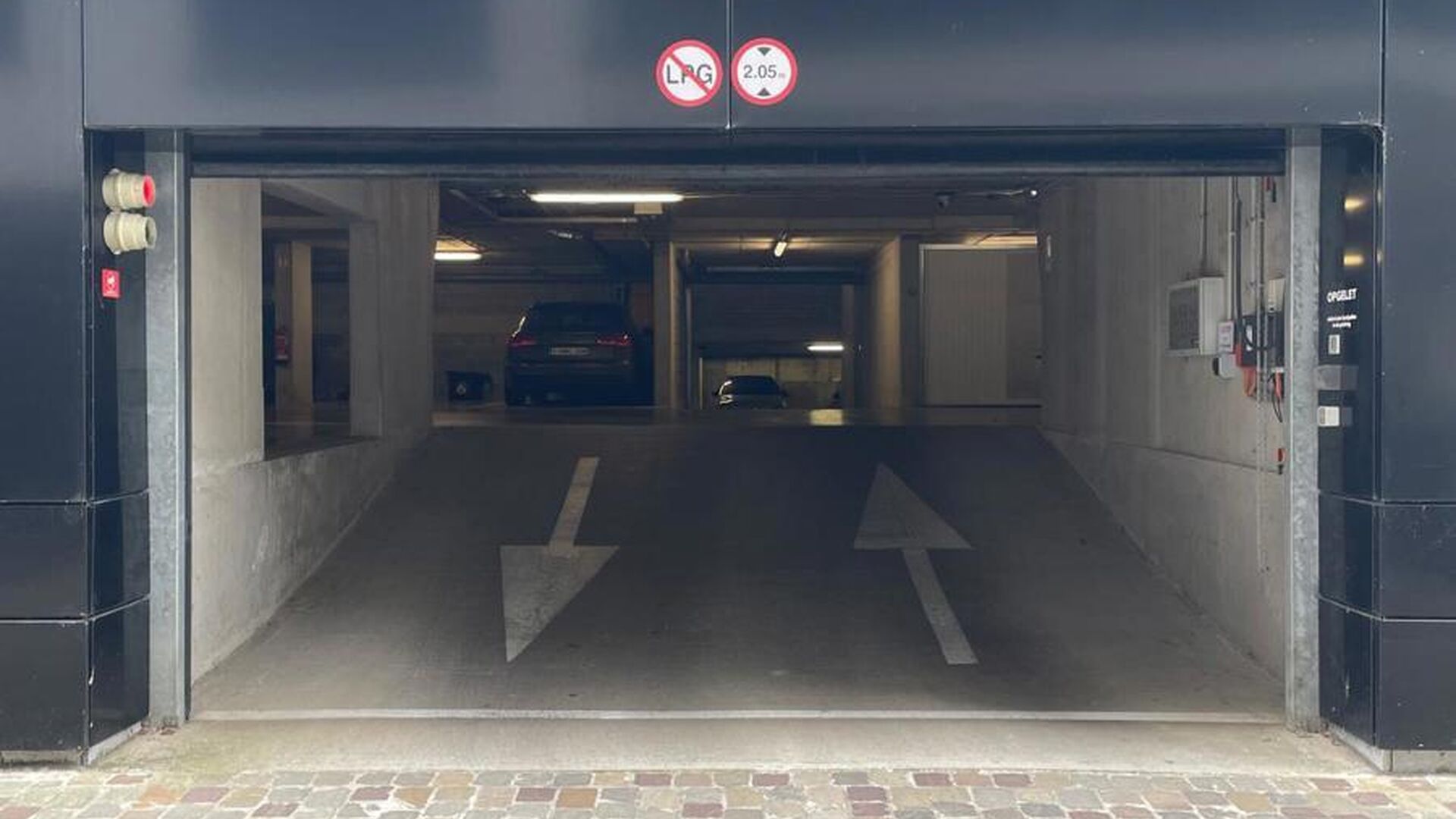 Ontdek de perfecte parkeeroplossing in het bruisende hart van Leuven! Deze autostaanplaats is gelegen op een uitstekende locatie en is daarnaast beveiligd met een automatische poort. De autostaanplaats is toegankelijk met een sleutel en een badge.
Kenmer