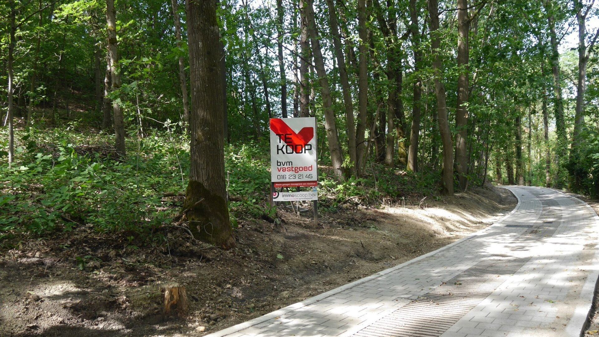 Discover this exceptional building plot for a detached house (lot 2), peacefully located on the sought-after Heikantberg in Rotselaar. The location is a major asset: surrounded by greenery and close to schools, shops, the railway station and the centre of