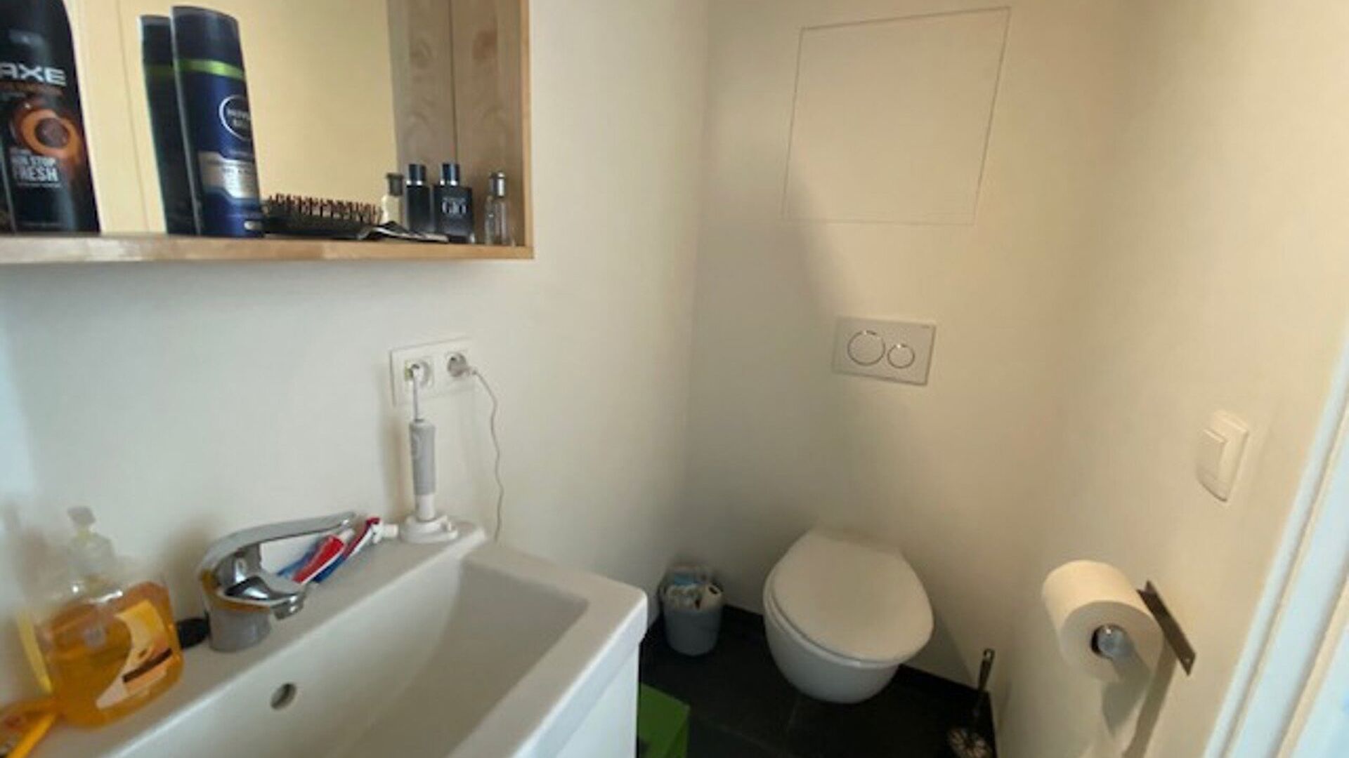 Résidence étudiante très centrale, dispose d'environ 30 chambres d'étudiants avec salle de bain privée dans la Vaartstraat. Aménagement : chambre/étude avec lit, bureau et chaise de bureau, réfrigérateur, armoire et salle de bain privée avec lav