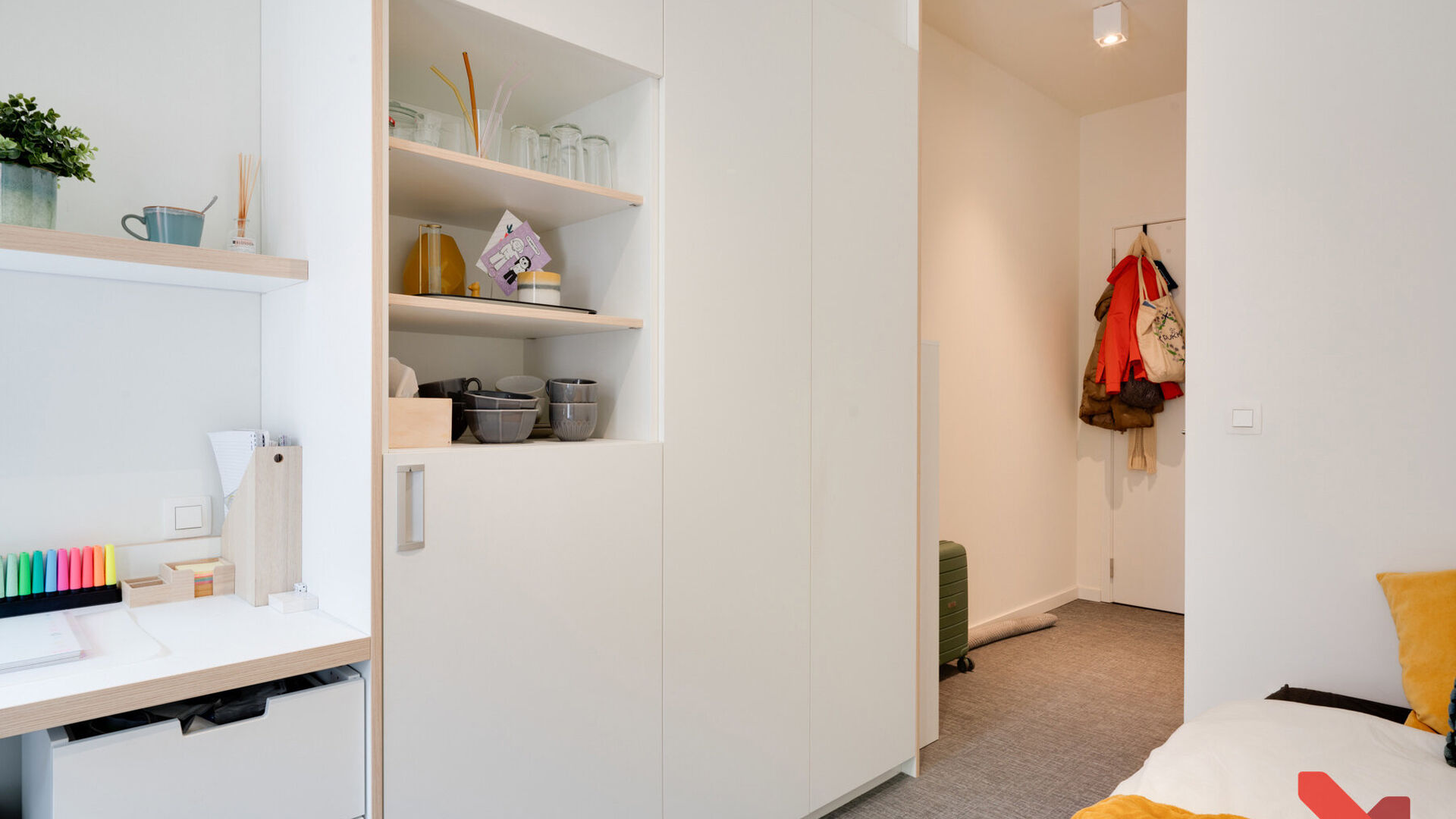 Chambres d'étudiants situées dans la résidence d'étudiants ACE au 266 Ridderstraat. Cette chambre dispose de sa propre salle de bain et est meublée d'un lit, d'un bureau, d'une étagère, d'une armoire et d'un réfrigérateur. Chaque couloir dispose 